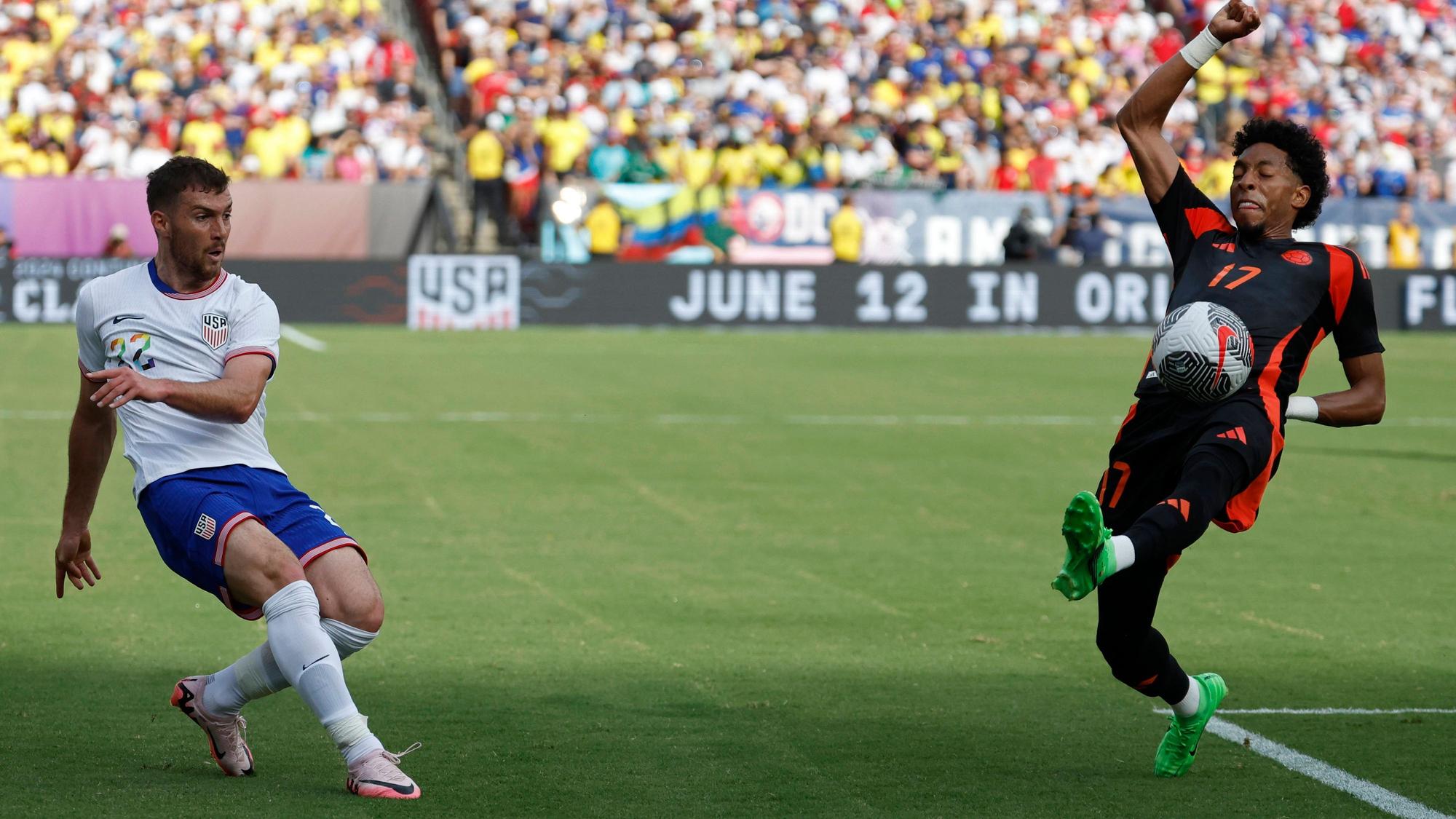 Gladbach-Profi Joe Scally (l.) im Trikot mit der US-amerikanischen Nationalmannschaft.