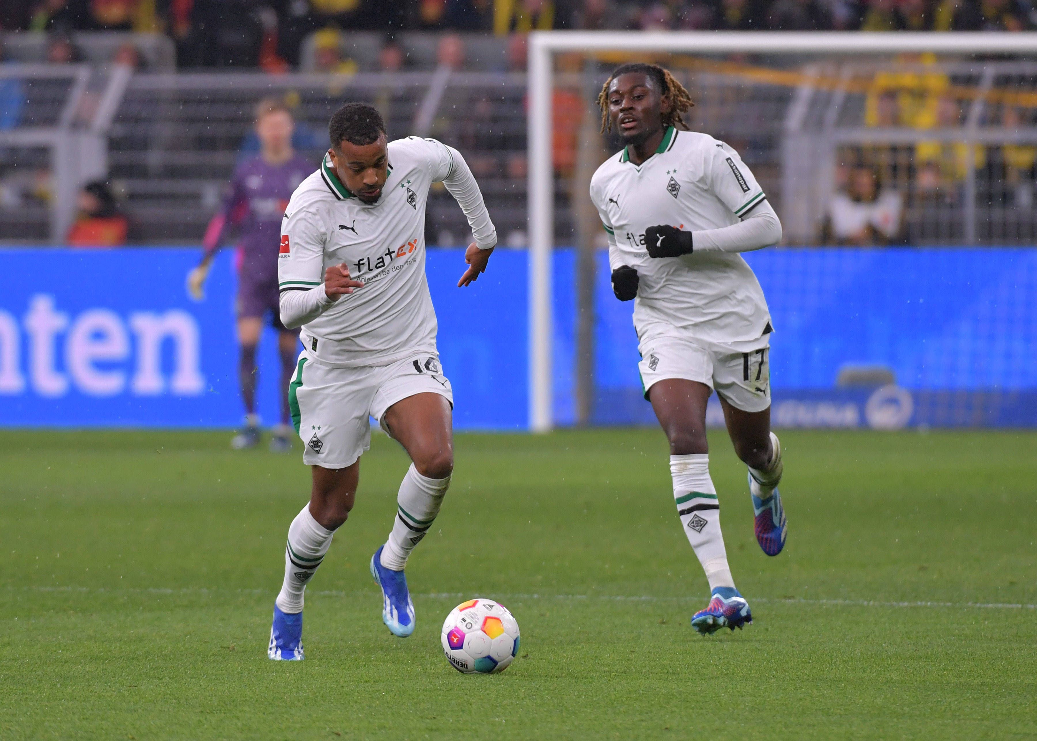 Alassane Plea und Manu Koné laufen auf dem Platz.