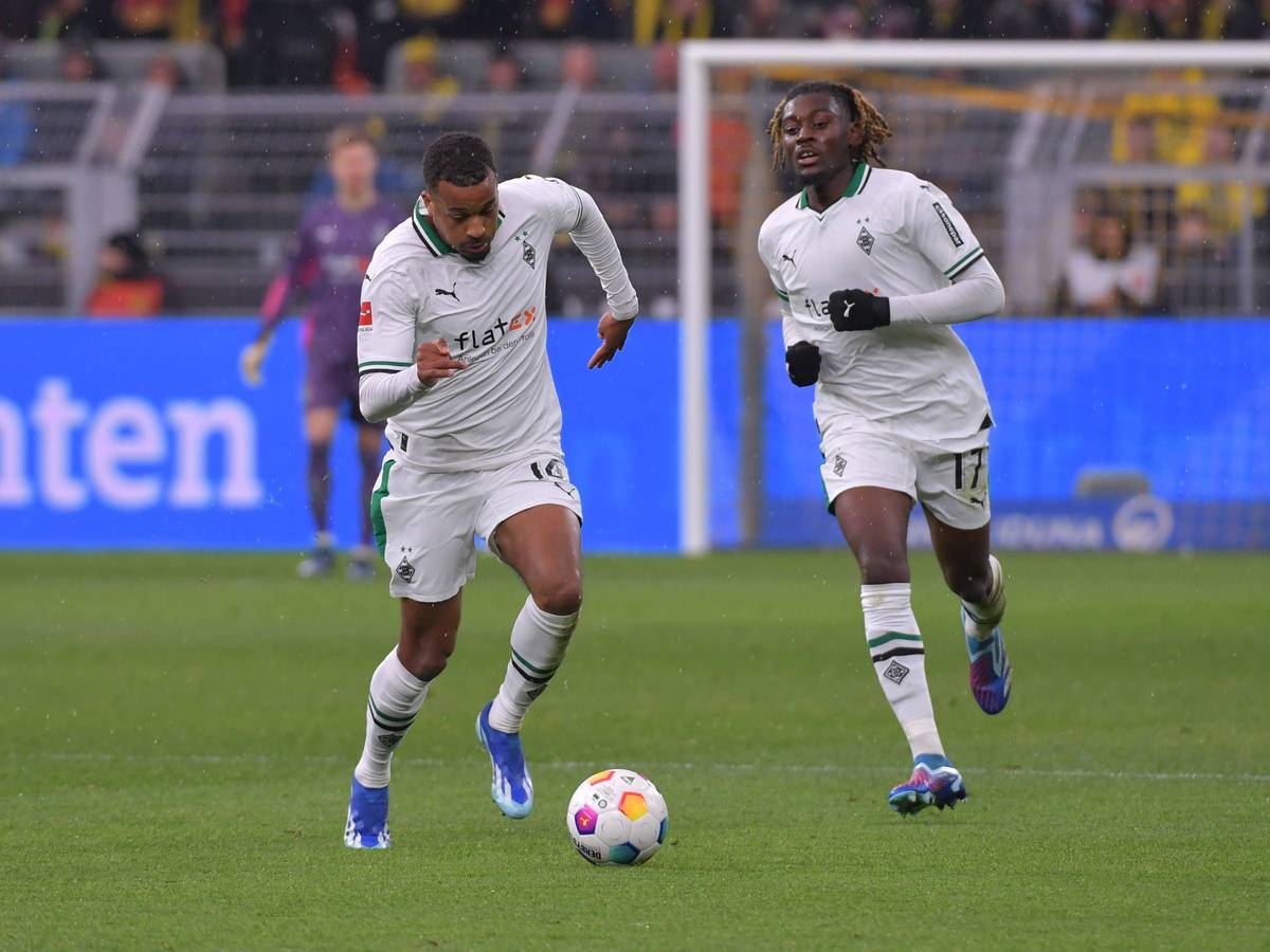 Alassane Plea und Manu Koné laufen auf dem Platz.