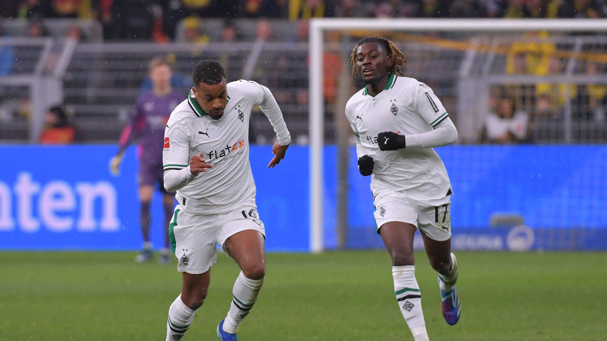 Alassane Plea und Manu Koné laufen auf dem Platz.