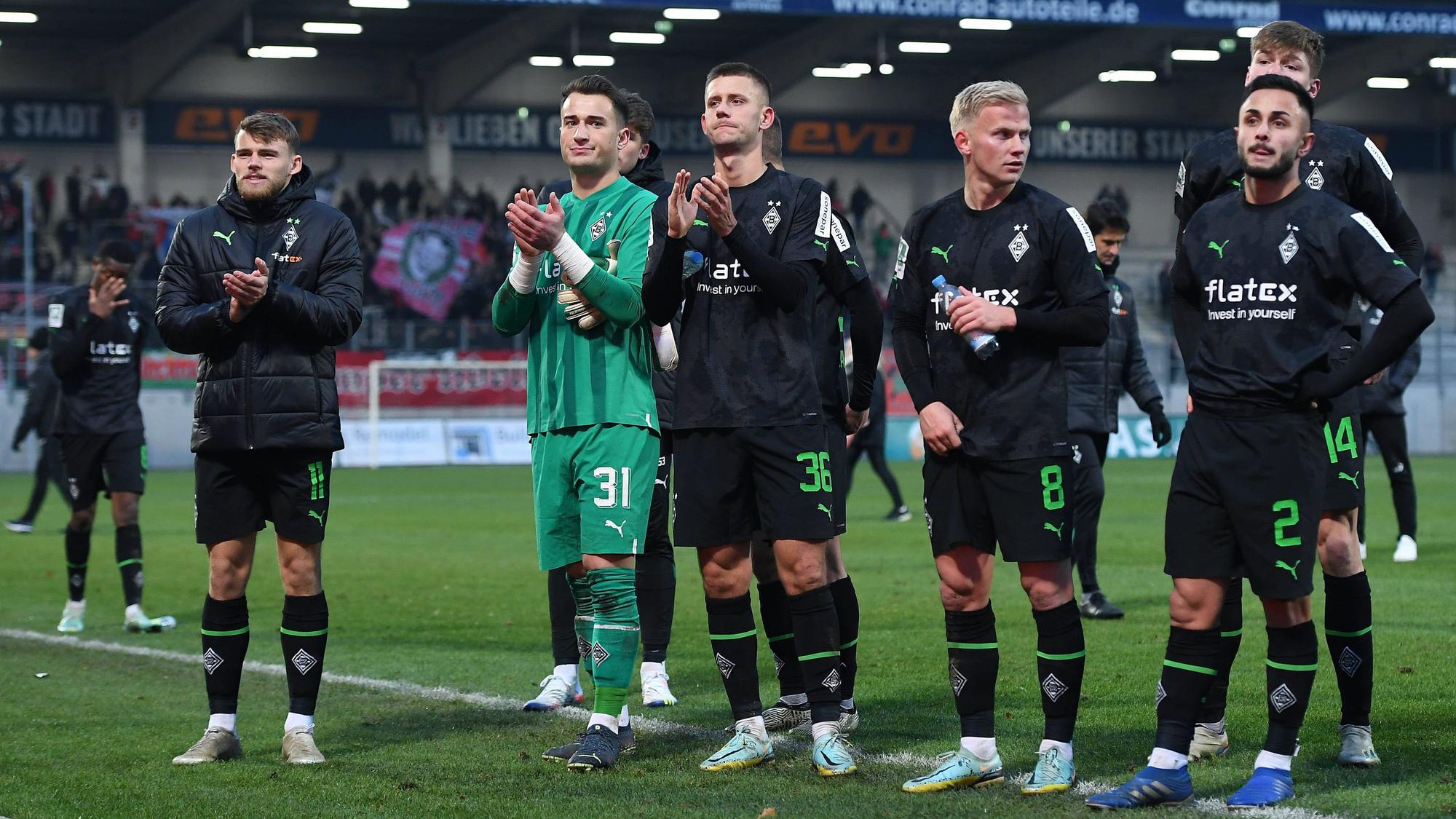 Mehrere Borussia-Talente klatschen den Fans zu.