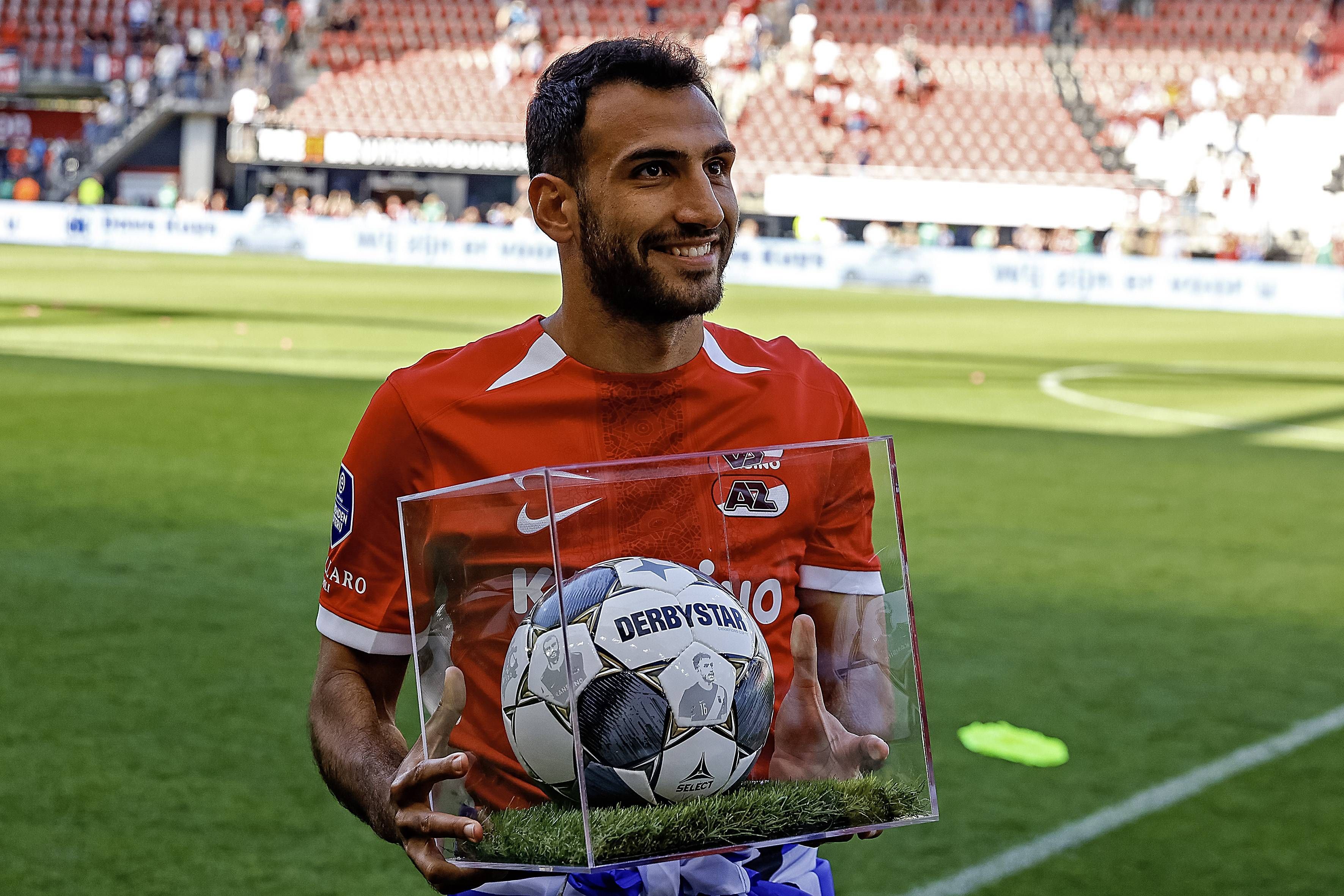 Vangelis Pavlidis hält die Trophäe für den Torschützenkönig in der Hand.