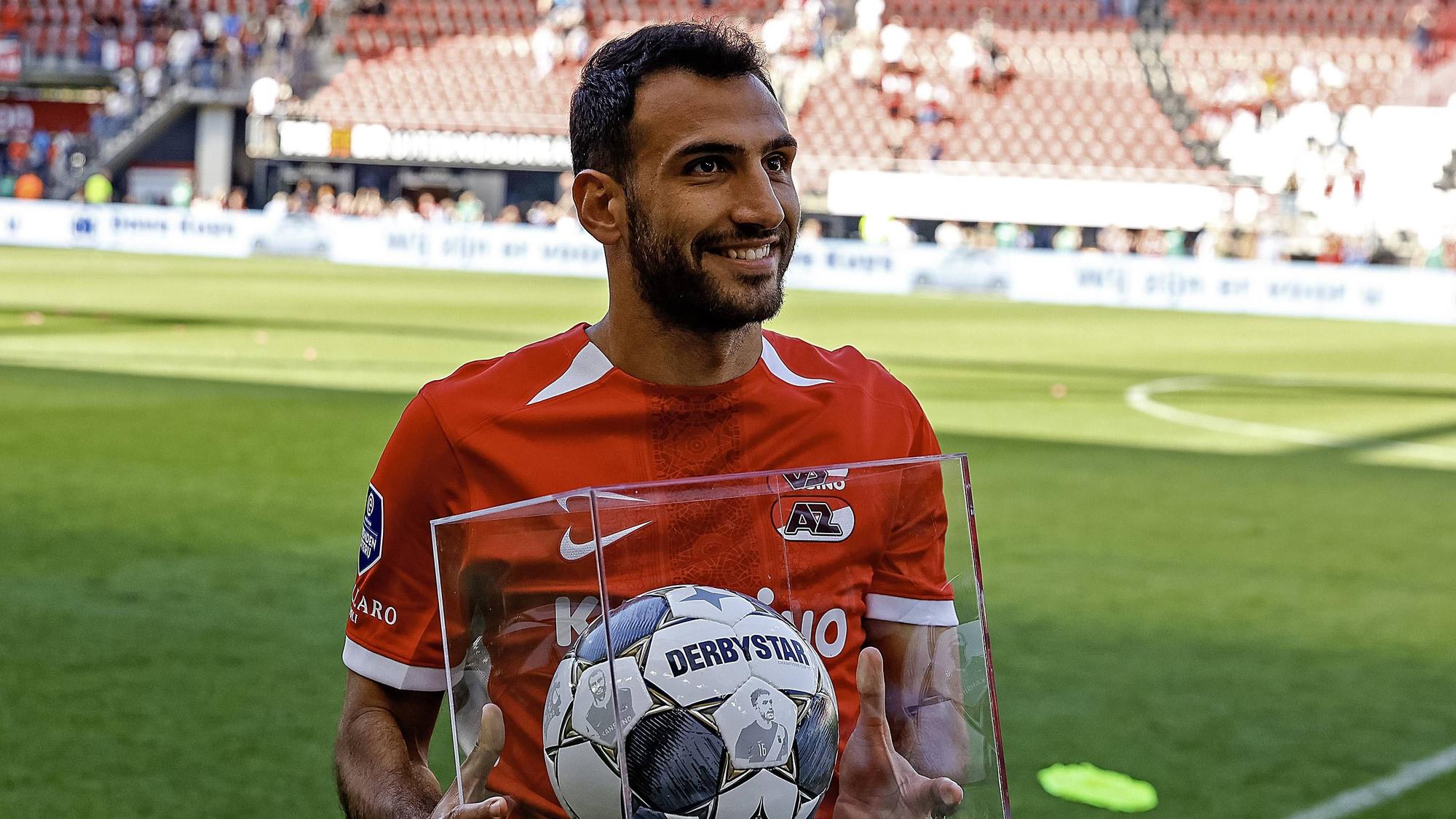 Vangelis Pavlidis hält die Trophäe für den Torschützenkönig in der Hand.