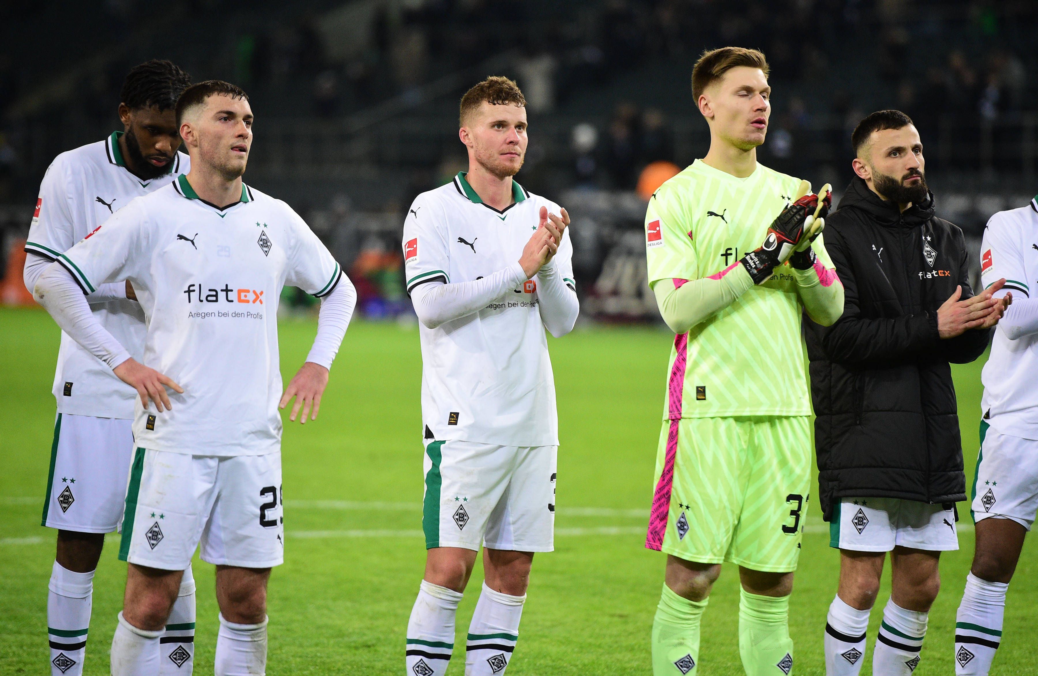 Nico Elvedi und seine Teamkollegen applaudieren den Gladbach-Fans.