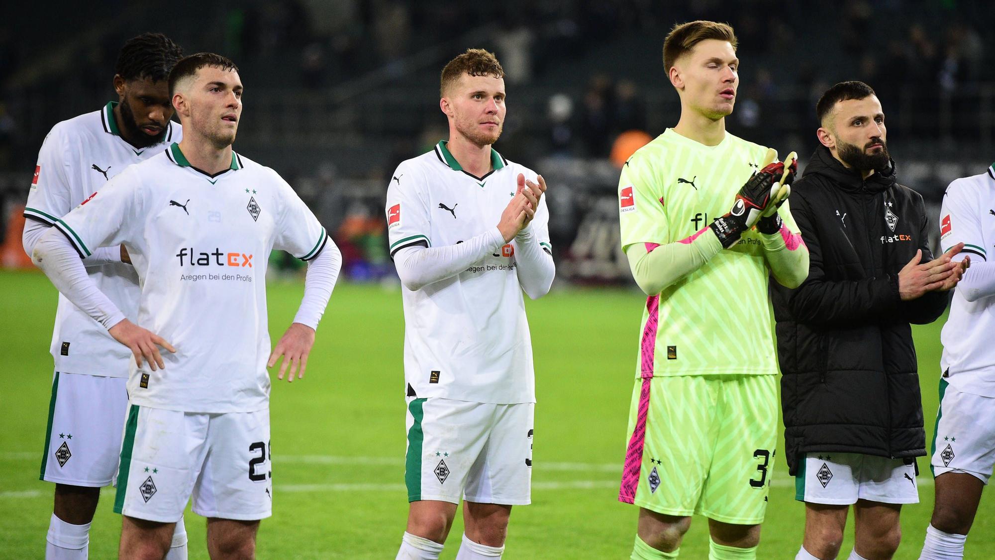 Nico Elvedi und seine Teamkollegen applaudieren den Gladbach-Fans.