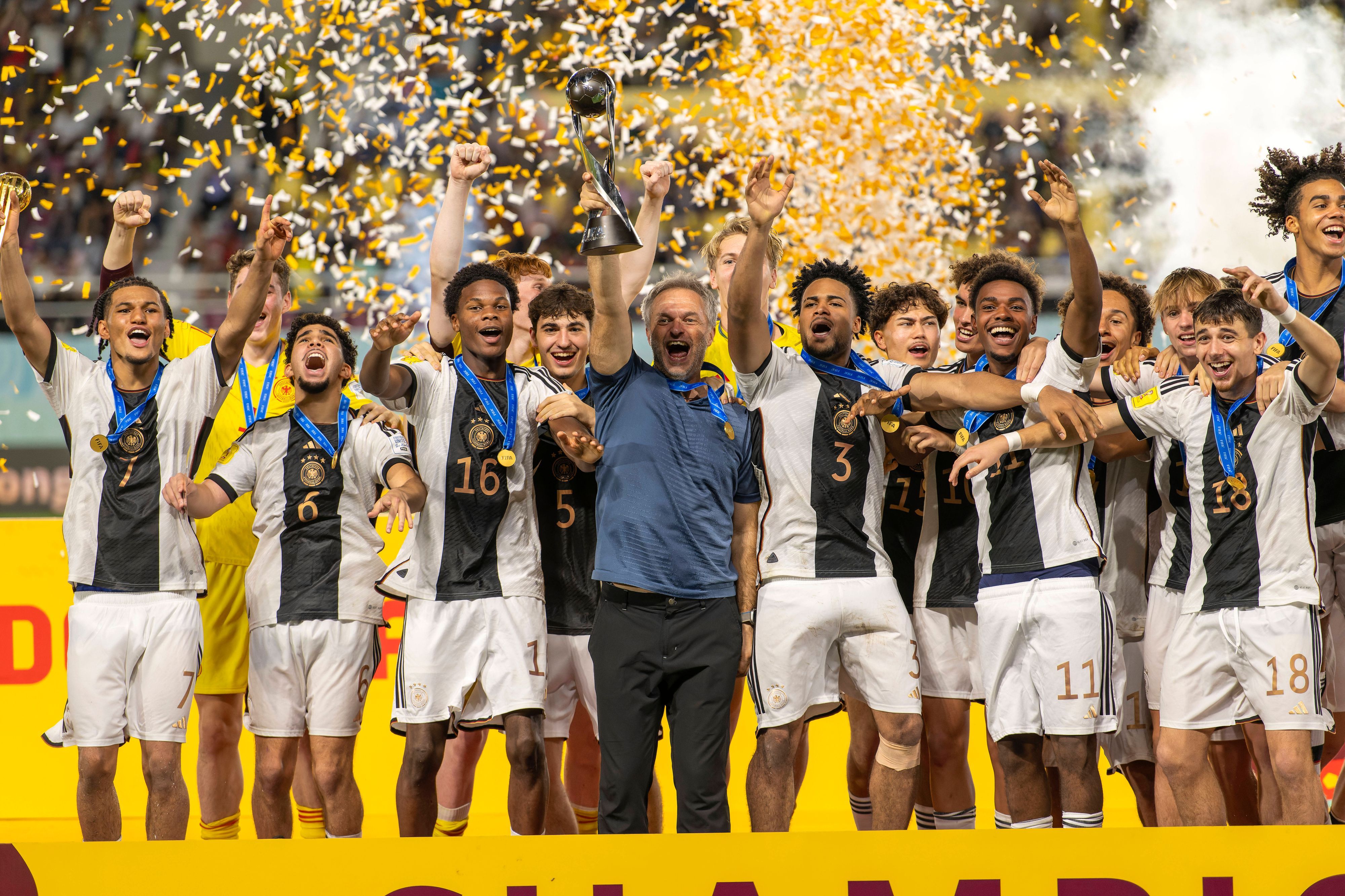 Die U17 von Deutschland feiert mit der WM-Trophäe.
