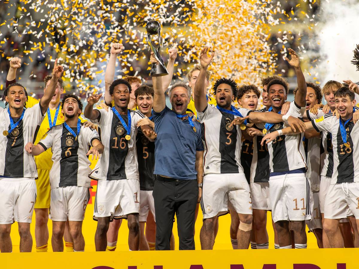 Die U17 von Deutschland feiert mit der WM-Trophäe.