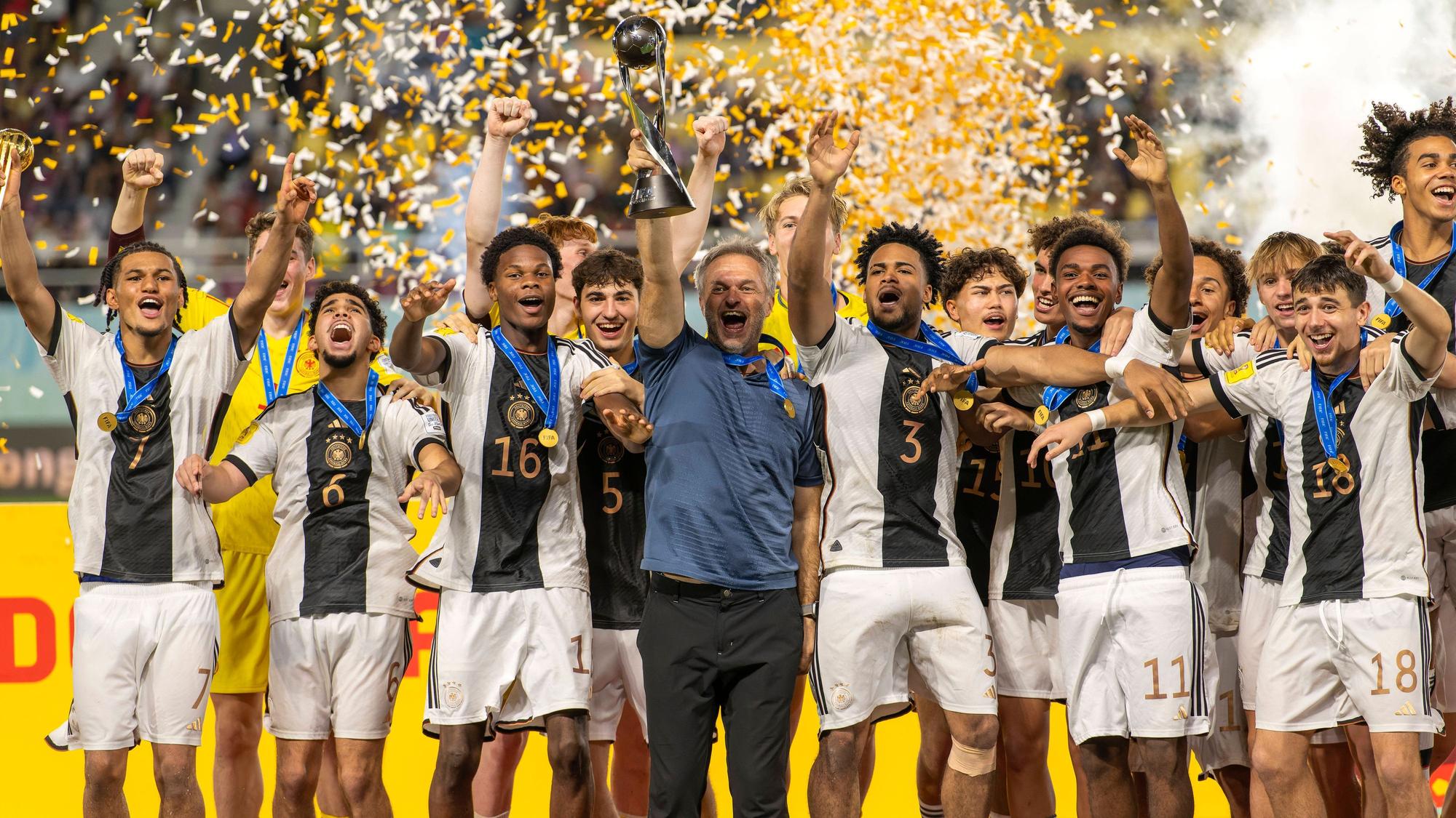 Die U17 von Deutschland feiert mit der WM-Trophäe.