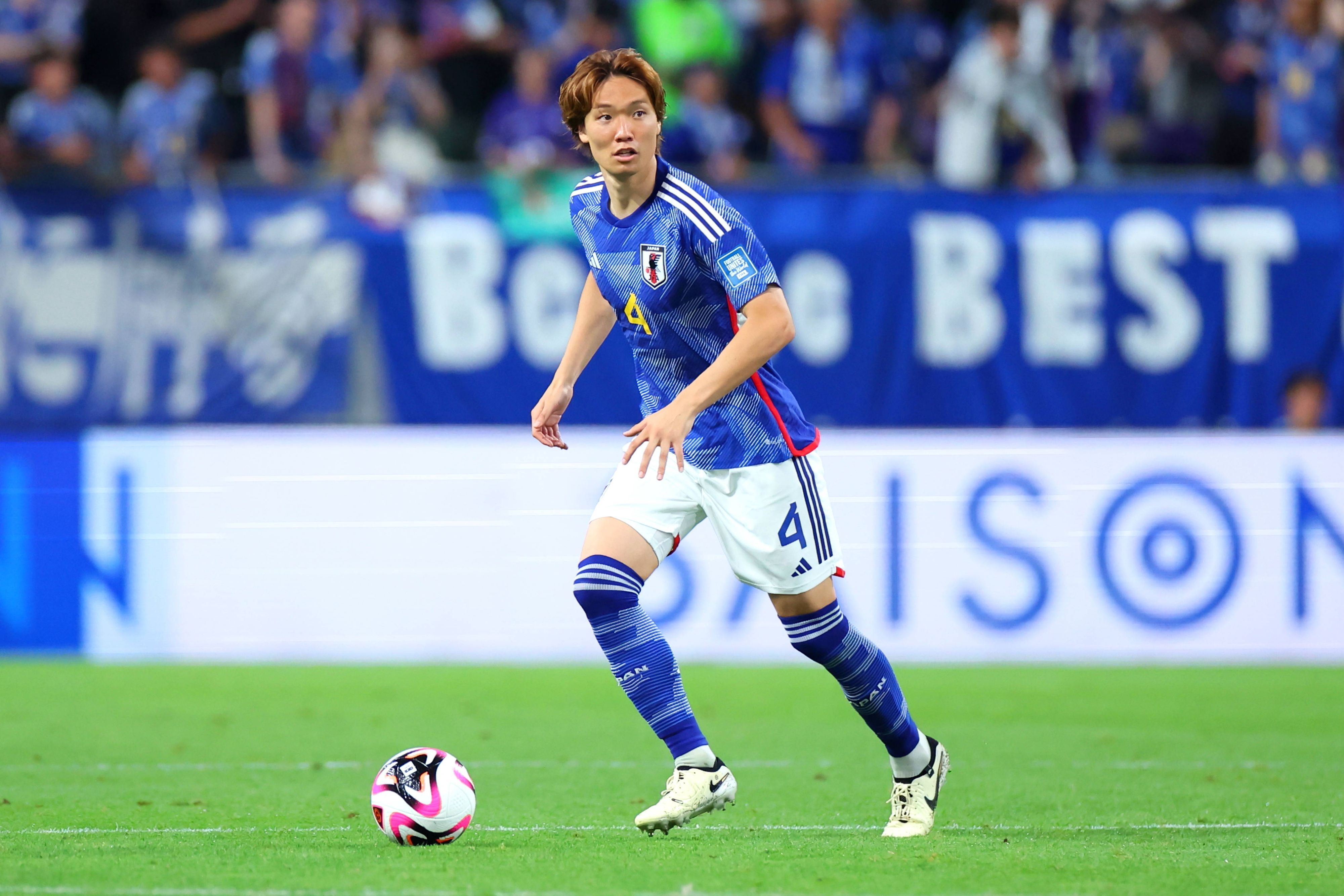 Japans Nationalspieler Ko Itakura führt den Ball im Spiel gegen Syrien.