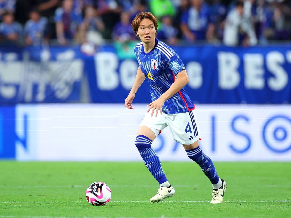 Japans Nationalspieler Ko Itakura führt den Ball im Spiel gegen Syrien.
