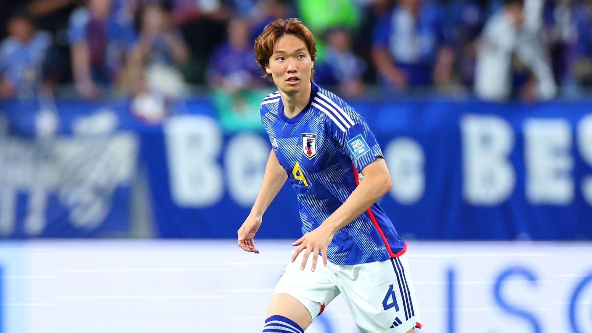 Japans Nationalspieler Ko Itakura führt den Ball im Spiel gegen Syrien.