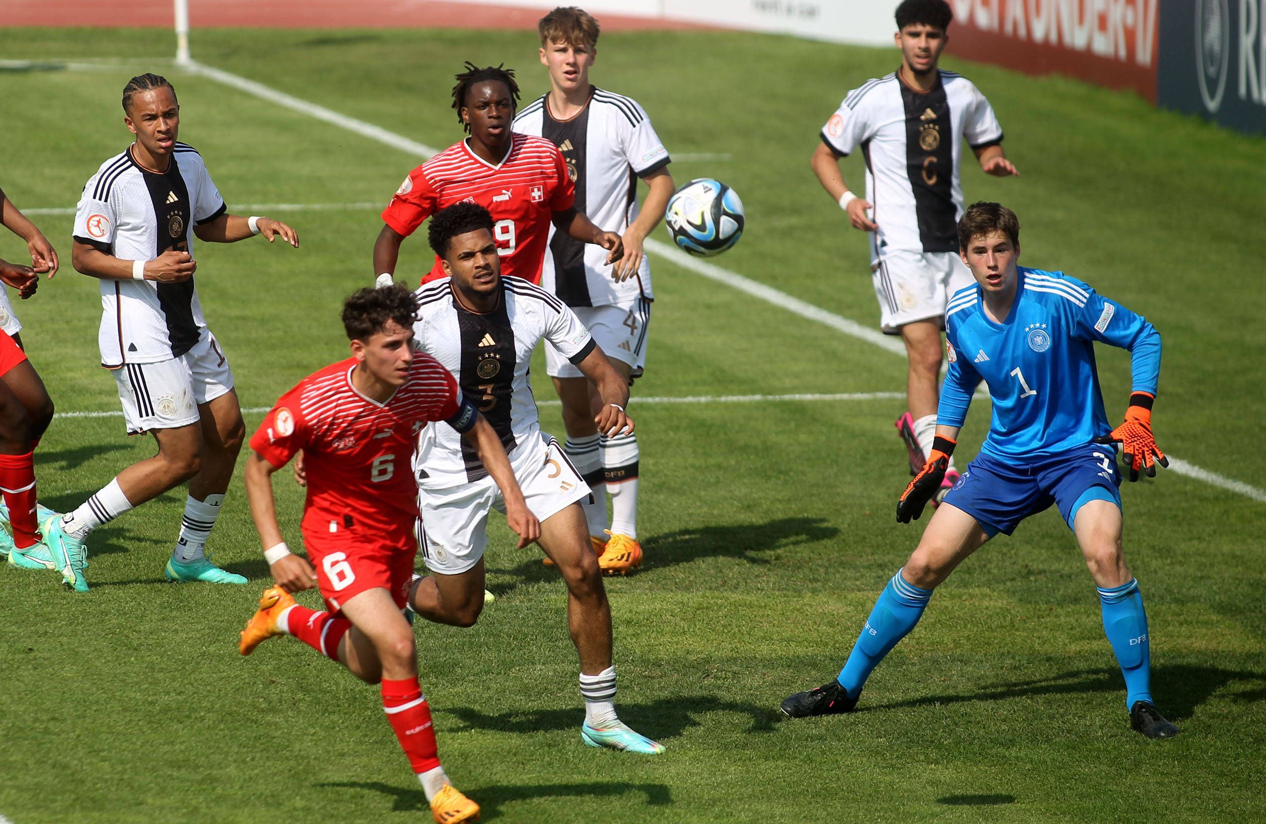 Die U17 der Schweiz mit Gladbach-Stürmer Winsley Boteli im Einsatz gegen den DFB.
