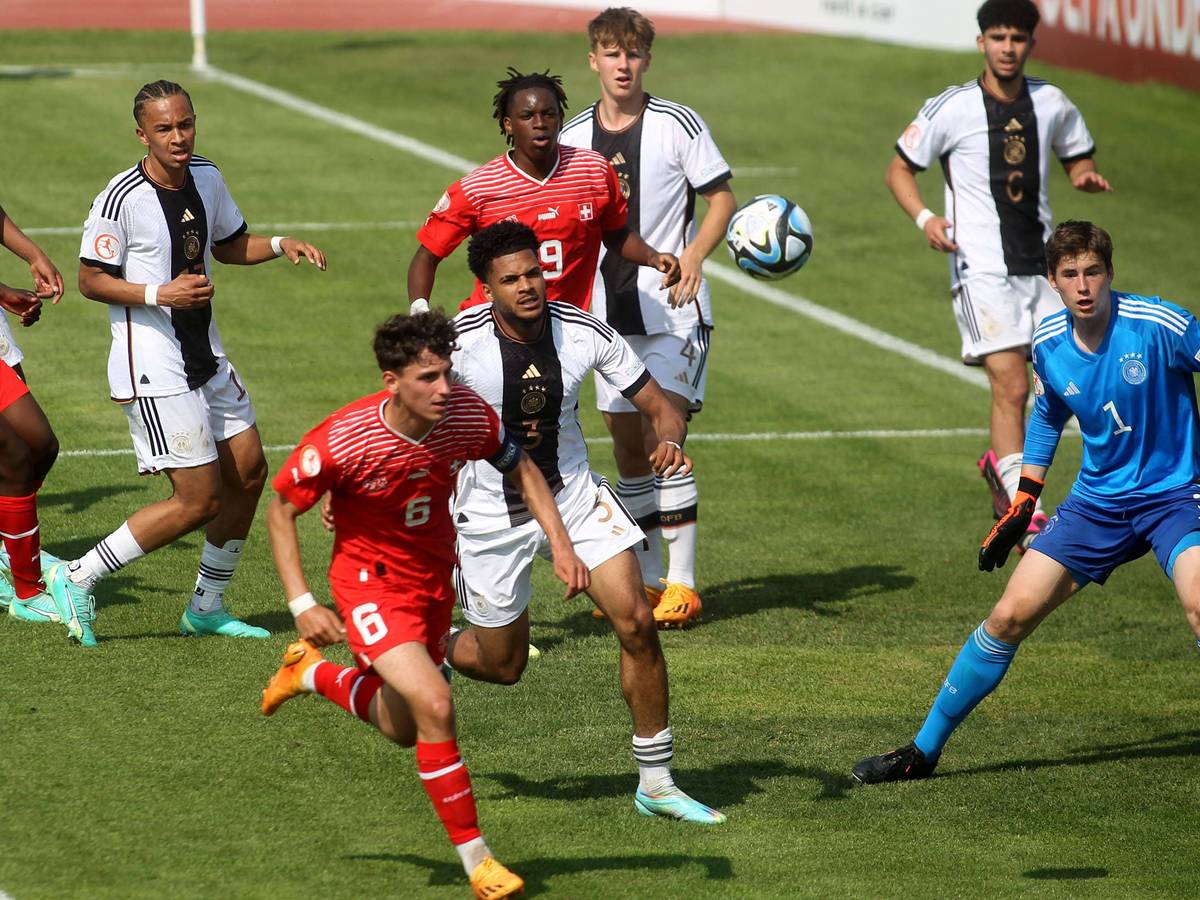 Die U17 der Schweiz mit Gladbach-Stürmer Winsley Boteli im Einsatz gegen den DFB.