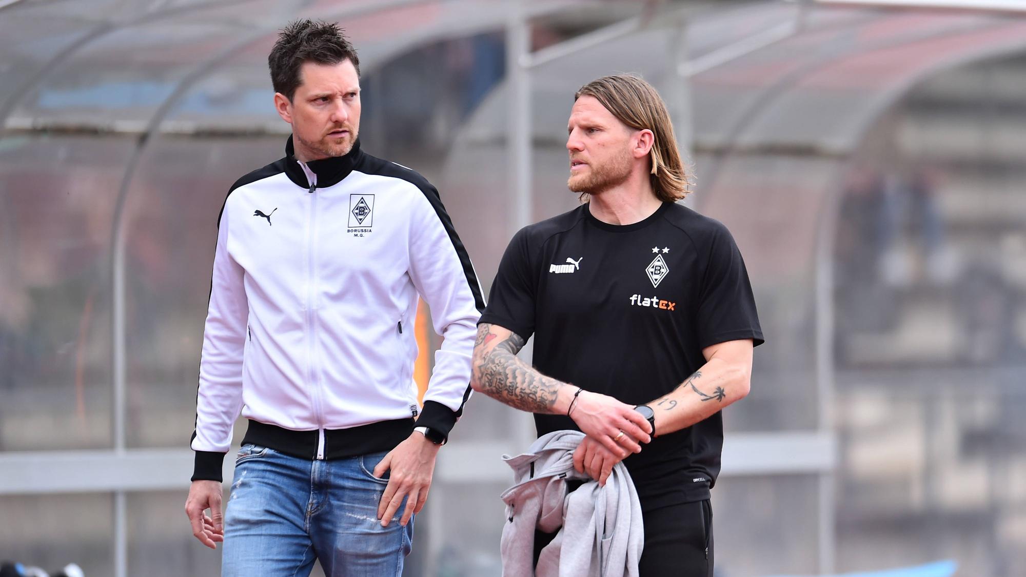 Nachwuchschef Mirko Sandmöller mit U23-Coach Eugen Polanski im Gespräch.