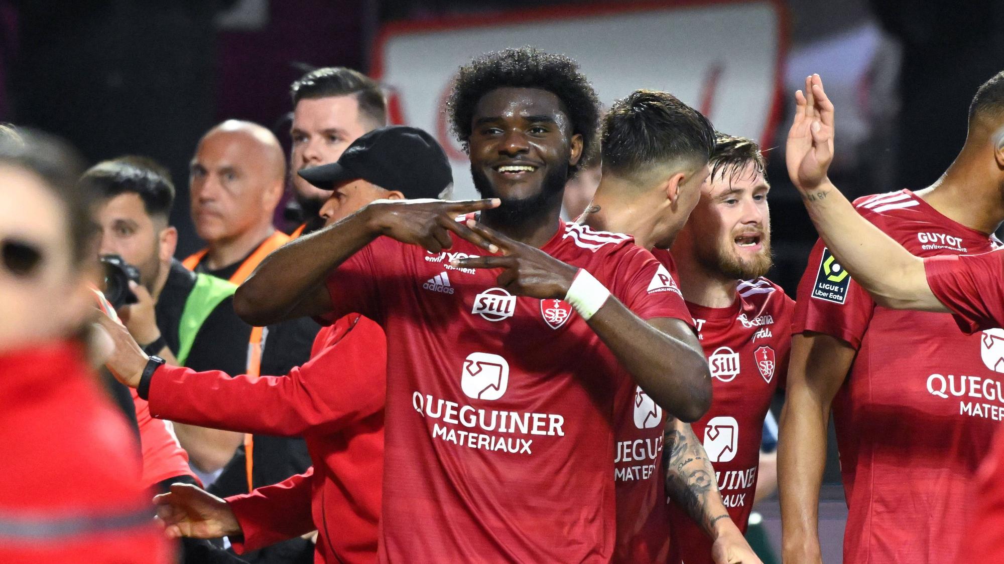 Transfer-Ziel Lilian Brassier mit Handzeichen und lächeln.
