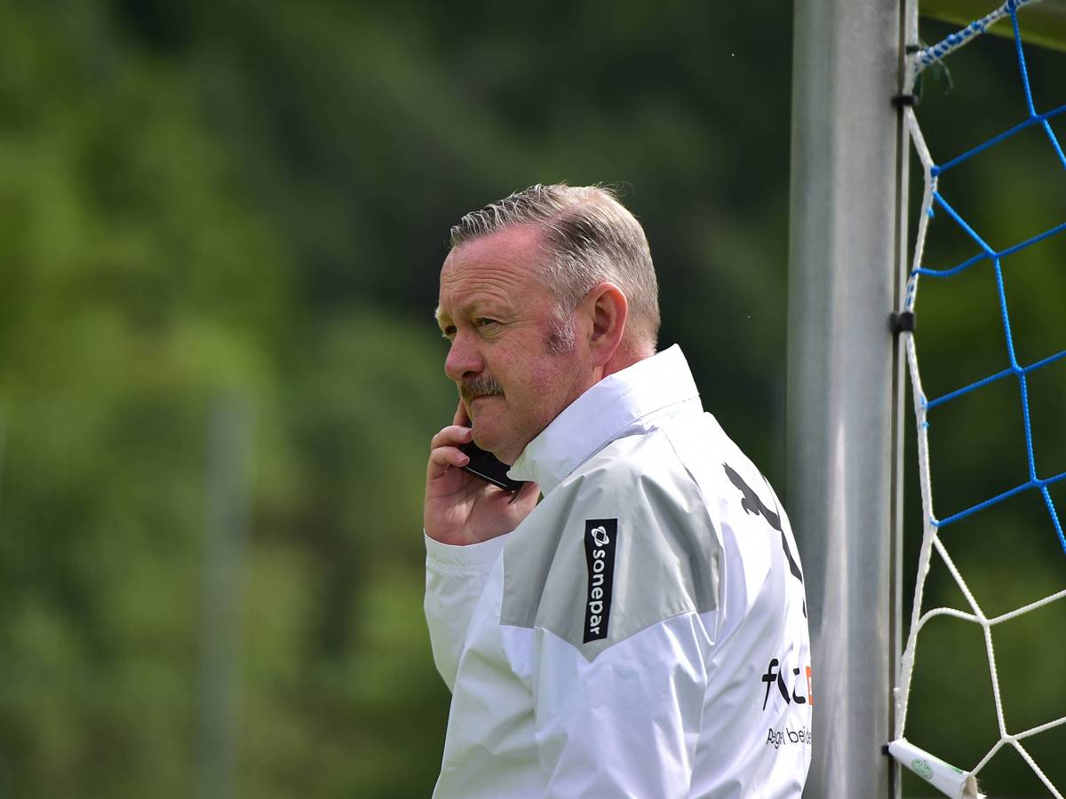 Gladbach-Sport-Chef Roland Virkus mit Telefon am Ohr in Rottach-Egern.