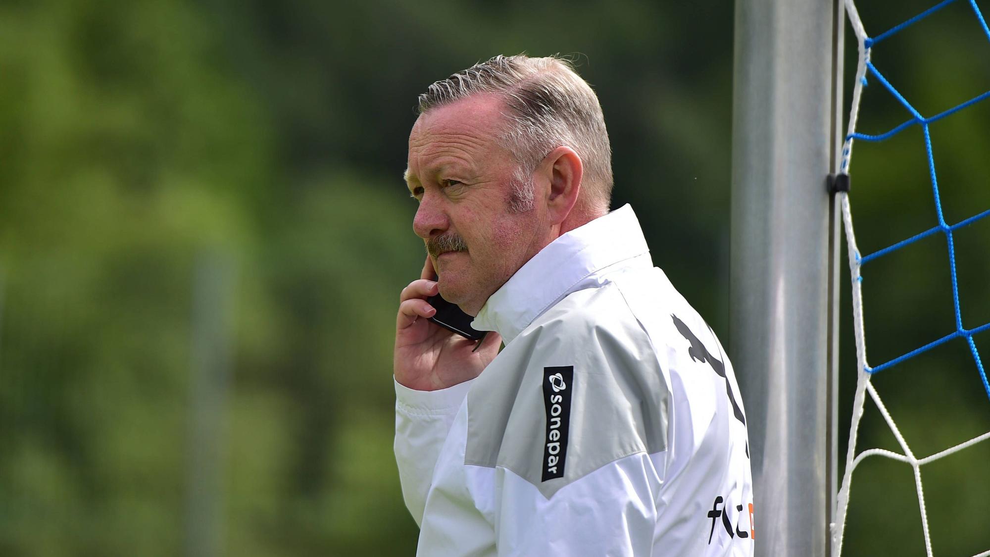 Gladbach-Sport-Chef Roland Virkus mit Telefon am Ohr in Rottach-Egern.