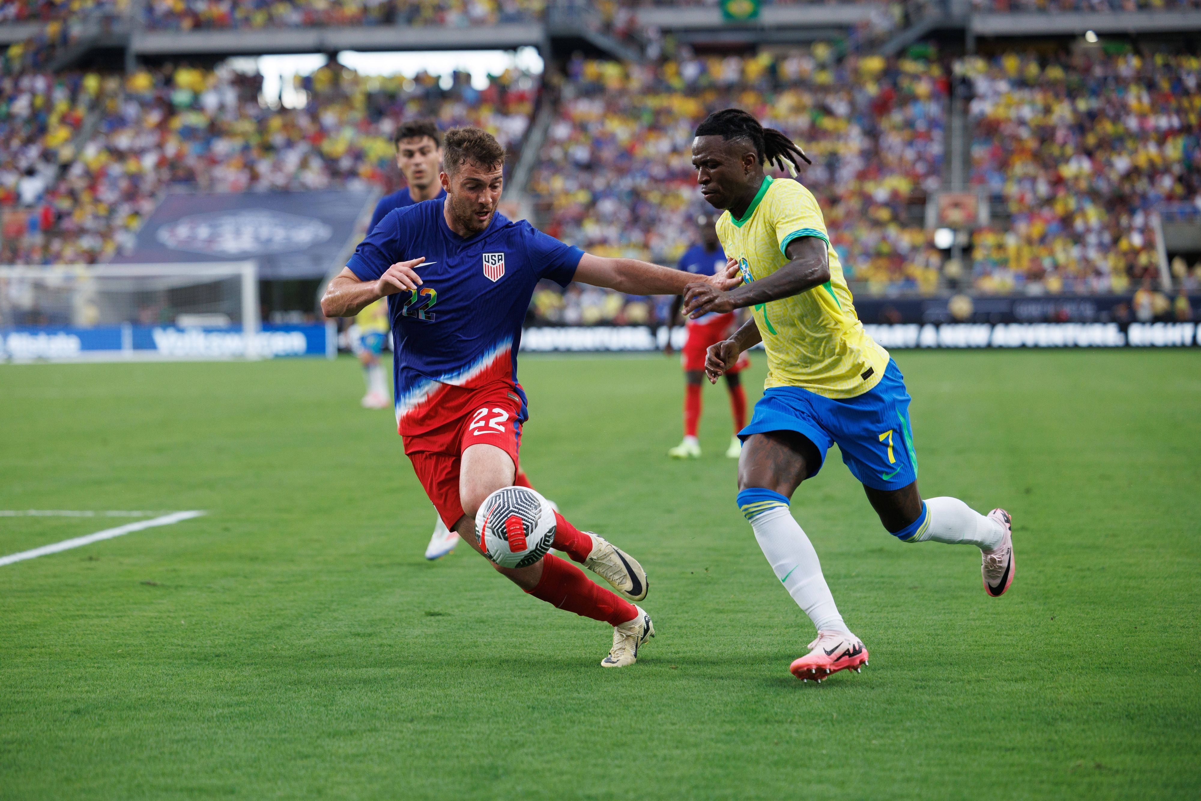 US-Nationalspieler Joe Scally verfolgt Brasiliens Vinícius Júnior.