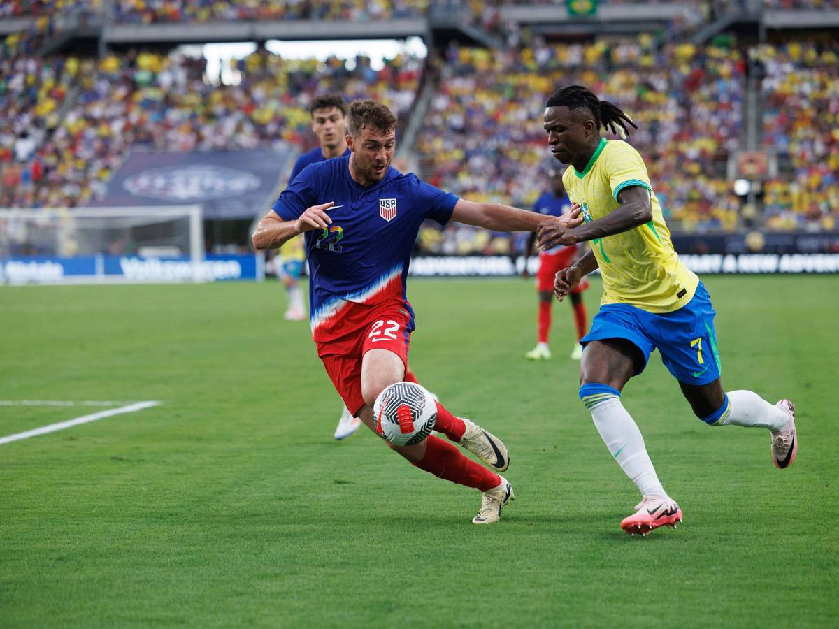 US-Nationalspieler Joe Scally verfolgt Brasiliens Vinícius Júnior.