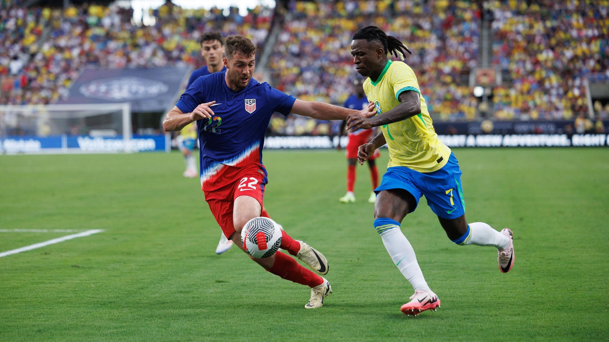 US-Nationalspieler Joe Scally verfolgt Brasiliens Vinícius Júnior.