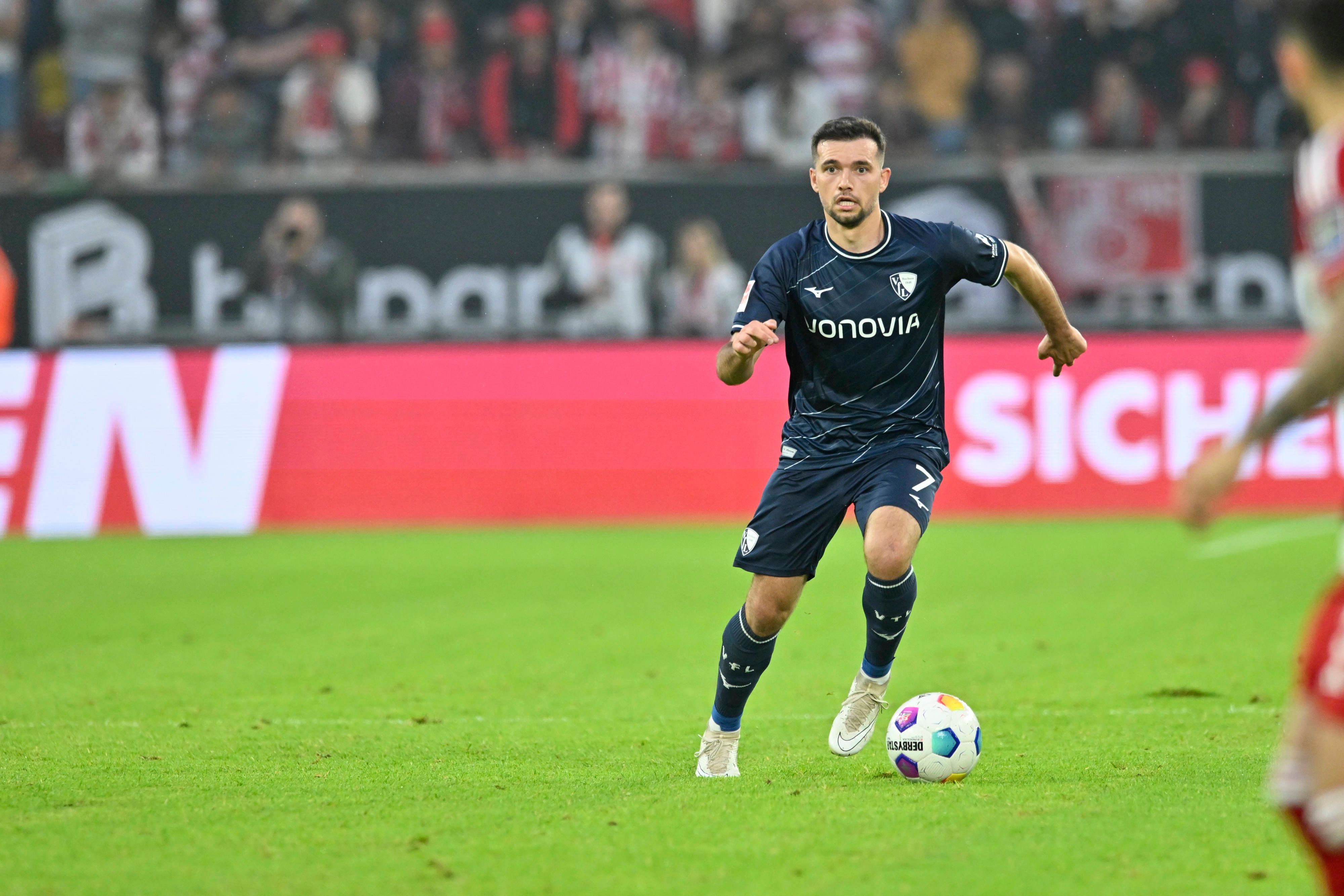Neu Gladbacher Kevin Stöger am Ball für den VfL Bochum in der Relegation.