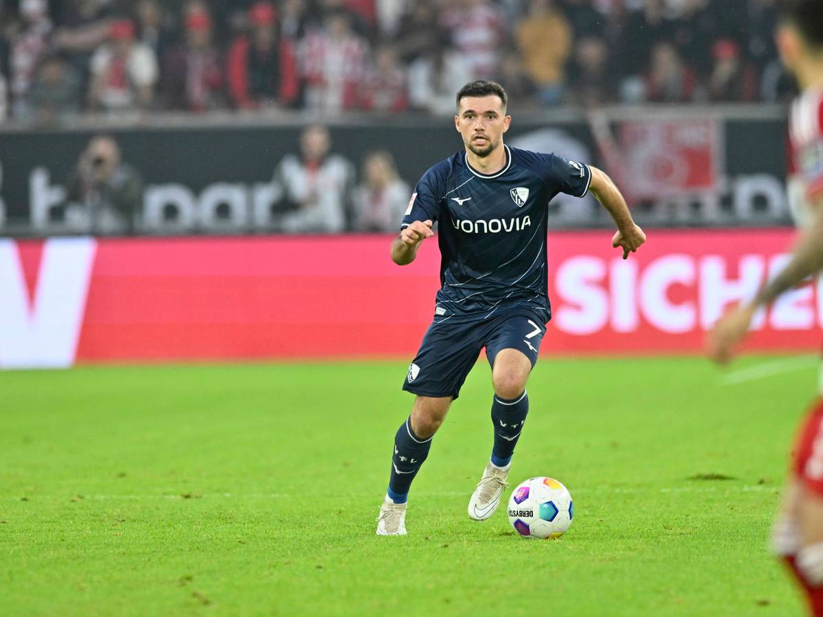 Neu Gladbacher Kevin Stöger am Ball für den VfL Bochum in der Relegation.