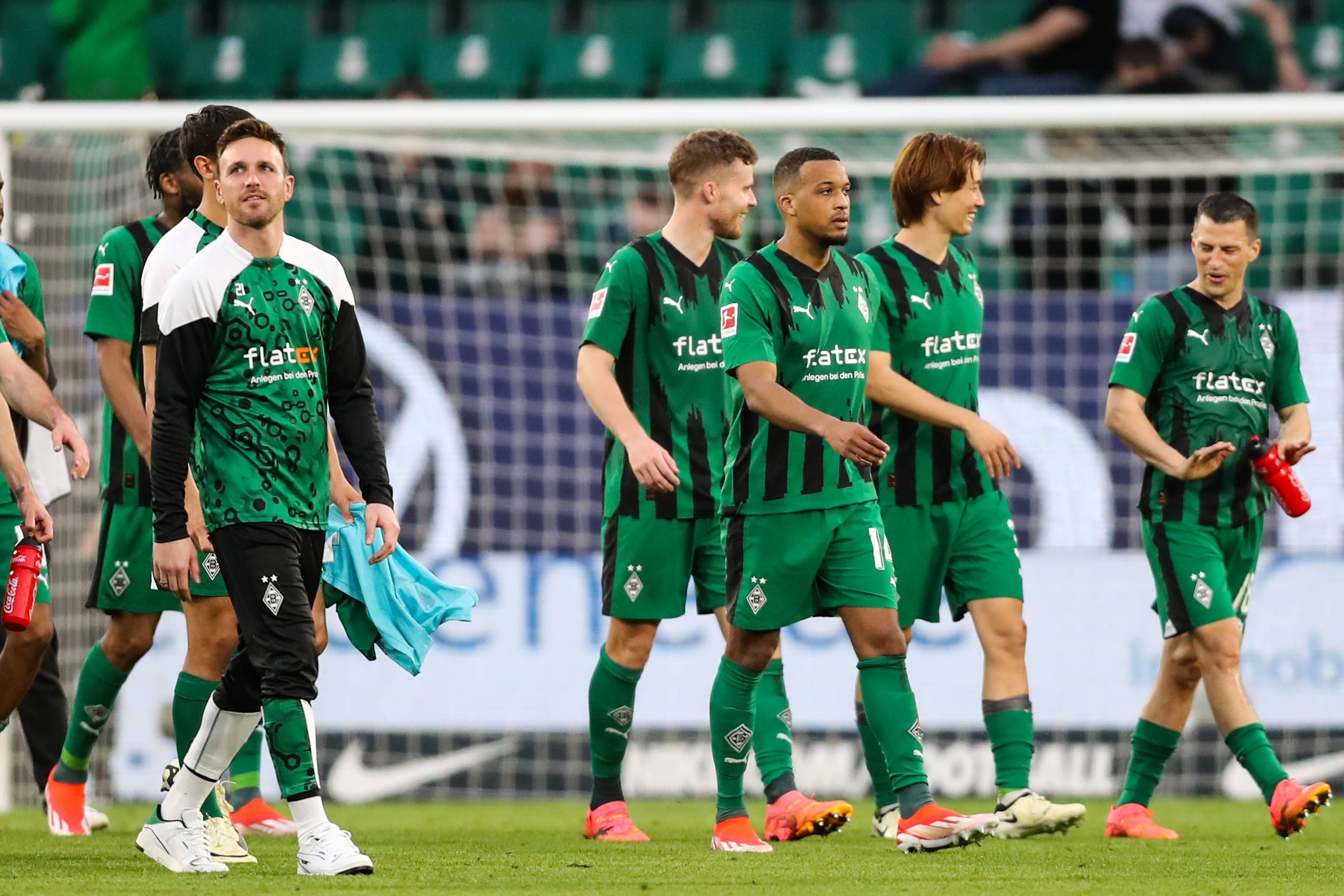 Tobias Sippel (l.), hier am 7. April 2024 mit seinen Borussia-Kollegen, hat seinen Vertrag am Niederrhein verlängert.