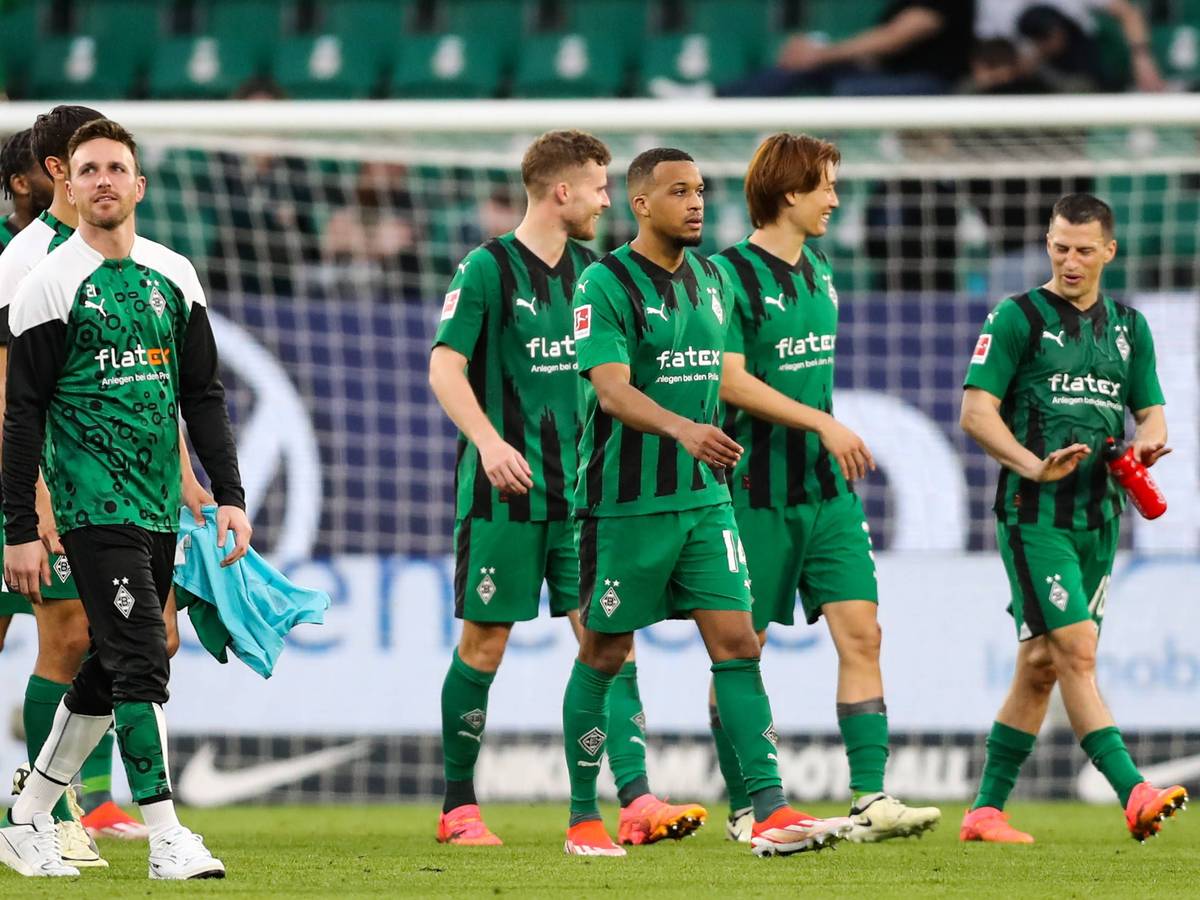 Tobias Sippel (l.), hier am 7. April 2024 mit seinen Borussia-Kollegen, hat seinen Vertrag am Niederrhein verlängert.
