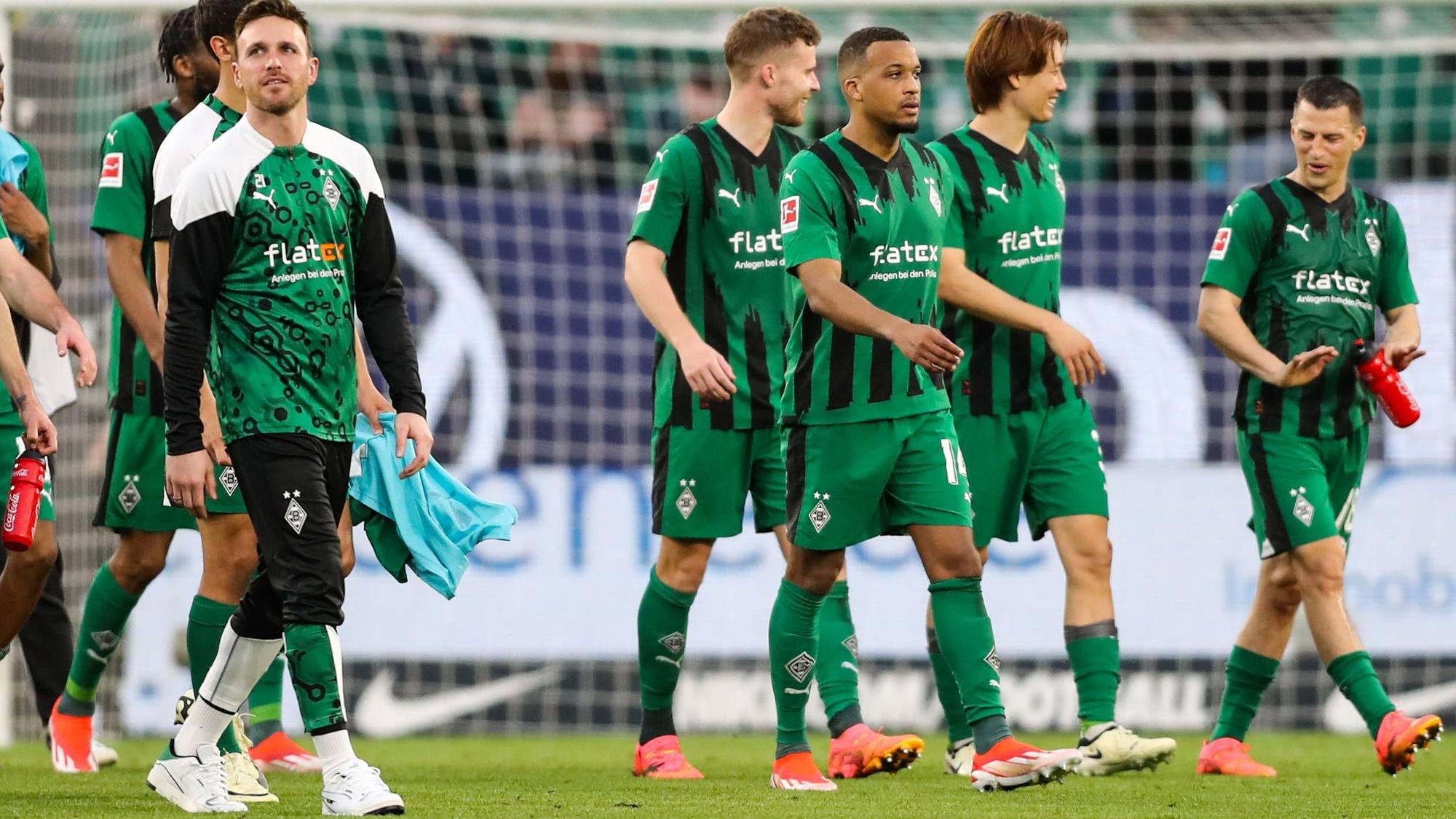 Tobias Sippel (l.), hier am 7. April 2024 mit seinen Borussia-Kollegen, hat seinen Vertrag am Niederrhein verlängert.