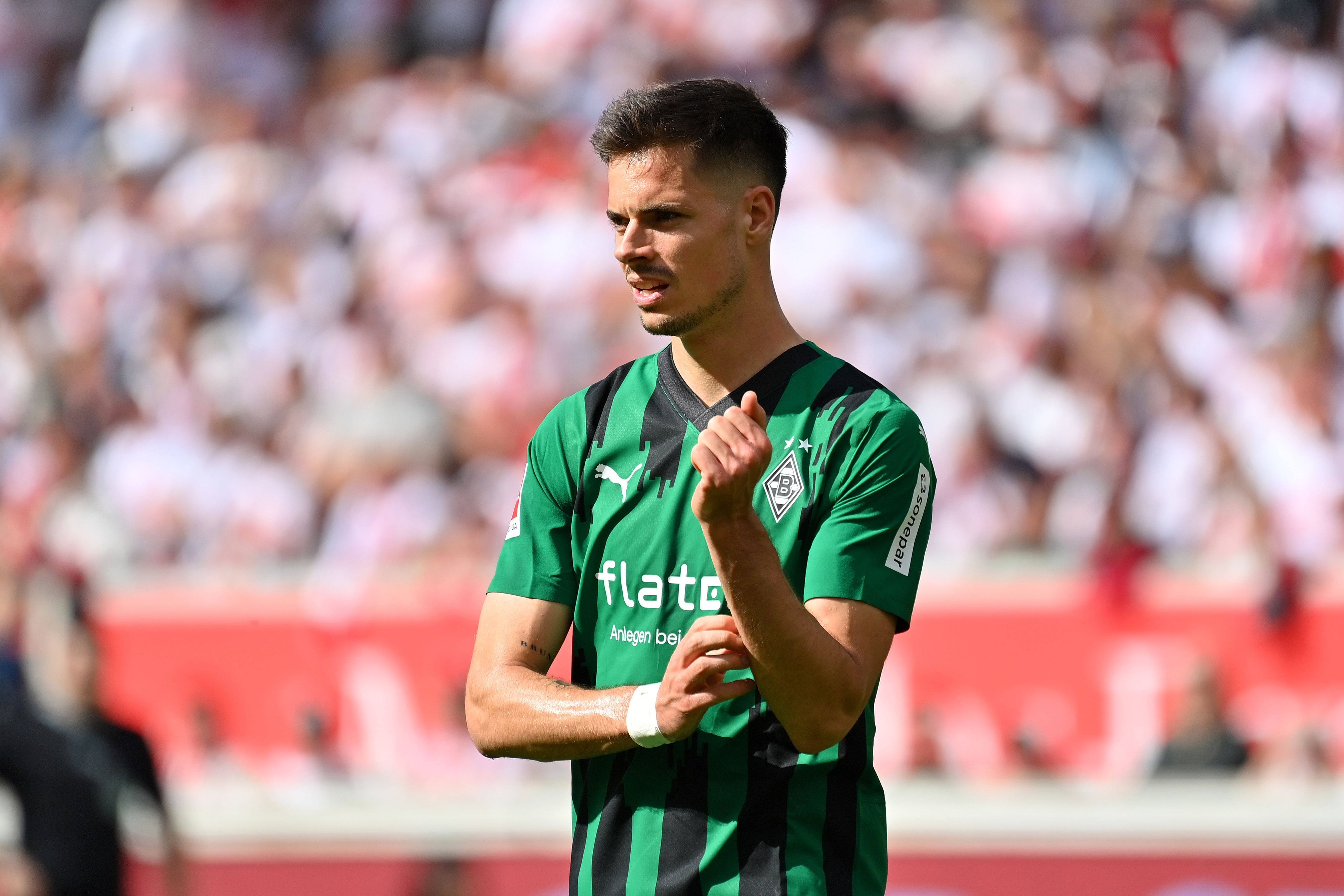 Borussia Mönchengladbachs Julian Weigl steht im Spiel beim VfB Stuttgart auf dem Platz.