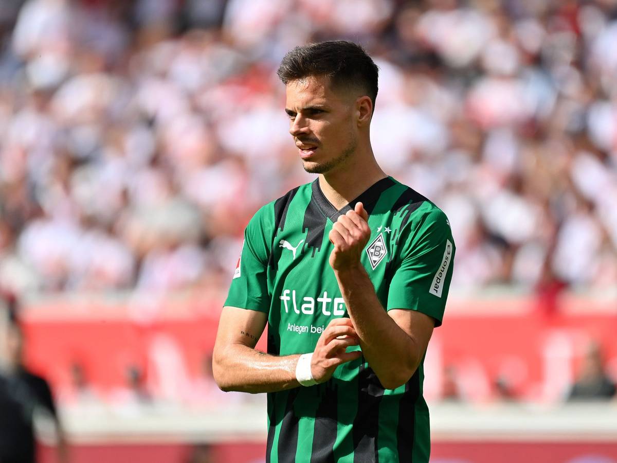 Borussia Mönchengladbachs Julian Weigl steht im Spiel beim VfB Stuttgart auf dem Platz.