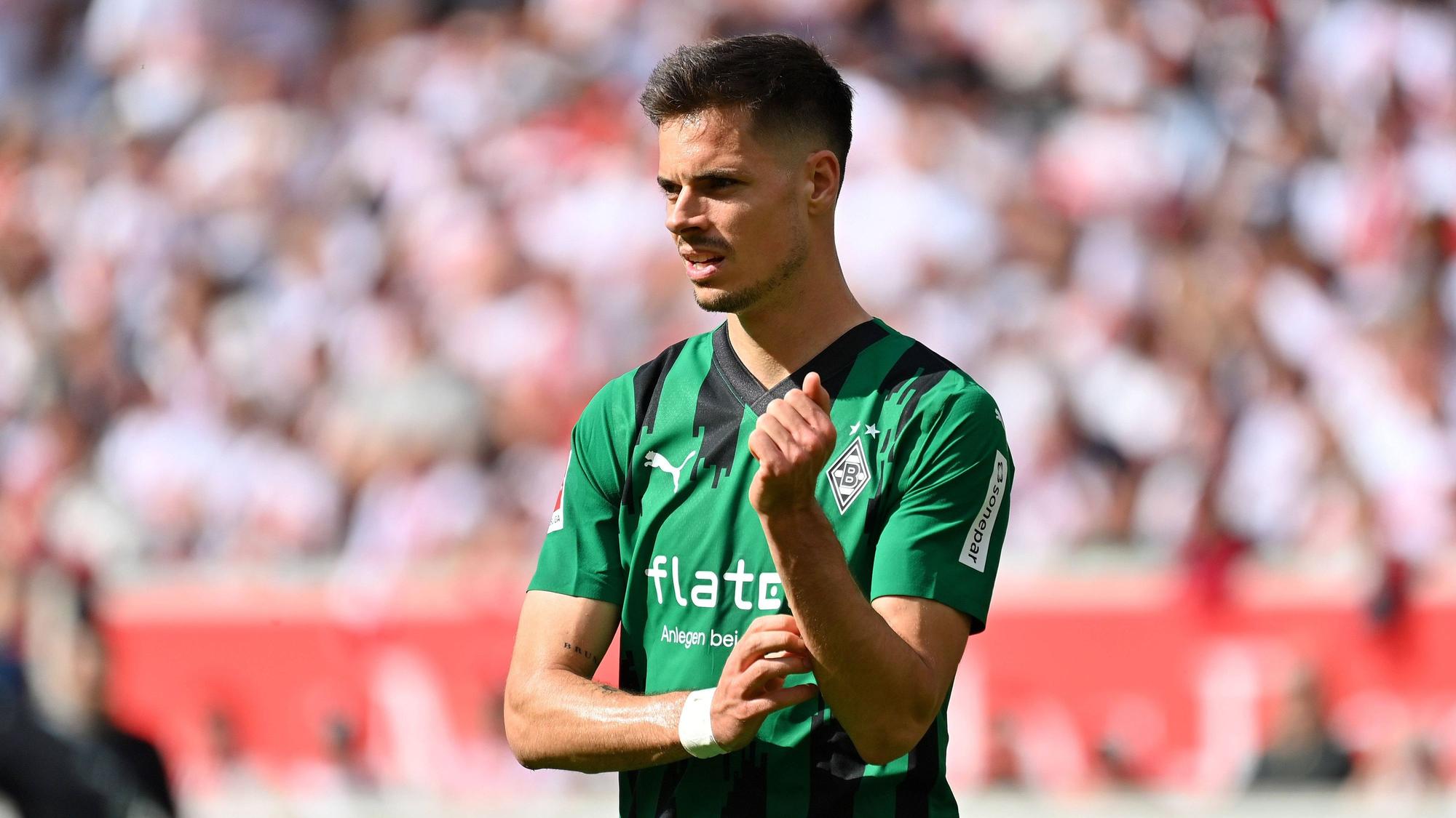 Borussia Mönchengladbachs Julian Weigl steht im Spiel beim VfB Stuttgart auf dem Platz.