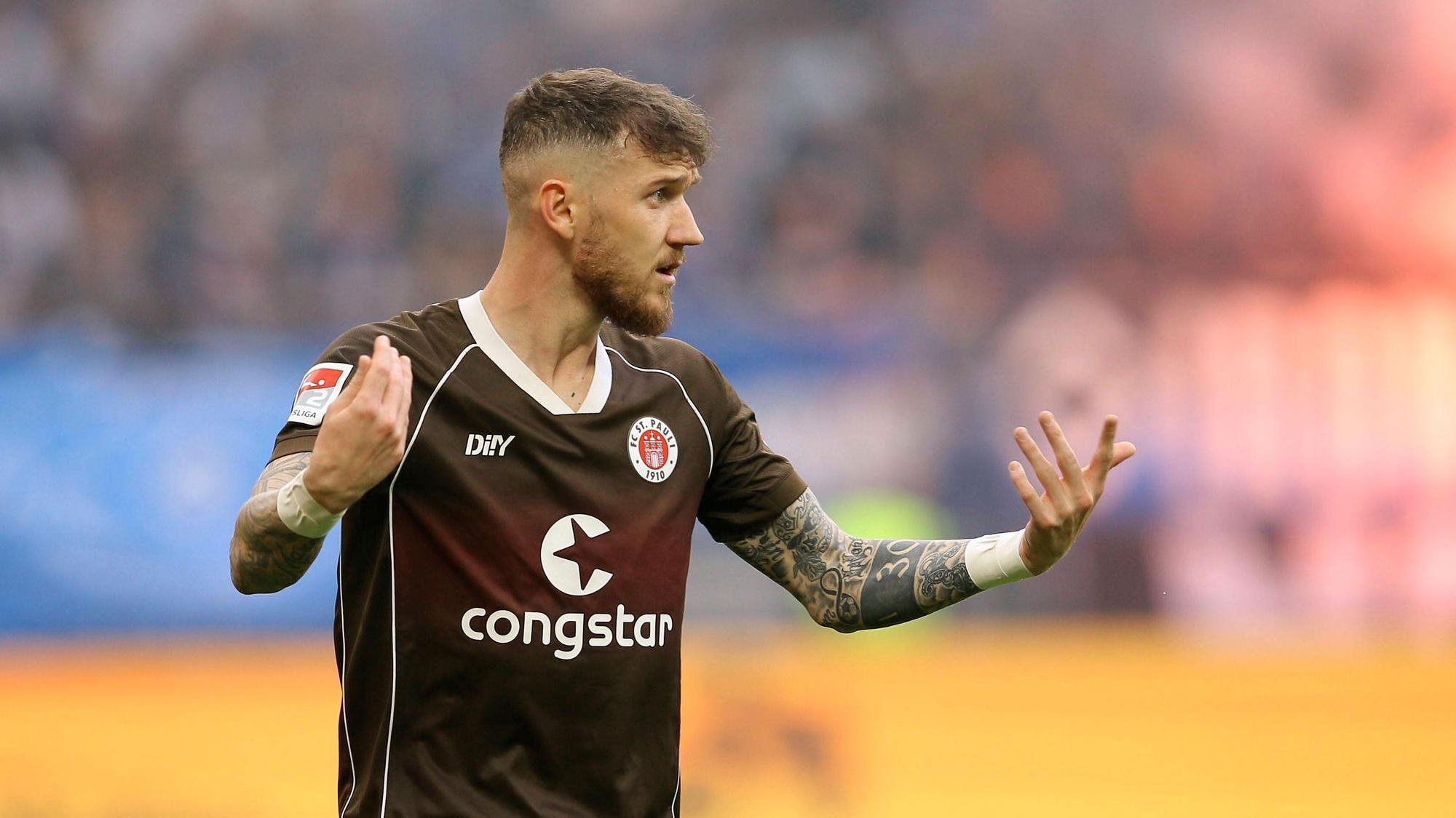 St. Paulis Marcel Hartel gestikuliert im Spiel beim Hamburger SV auf dem Platz.