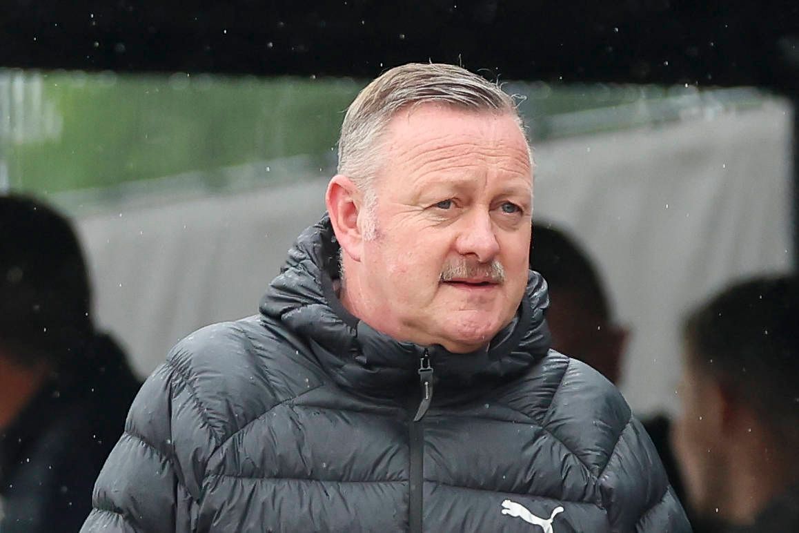 Borussia Mönchengladbachs Sport-Geschäftsführer Roland Virkus steht beim A-Jugend-Spiel gegen Hoffenheim im Stadion.
