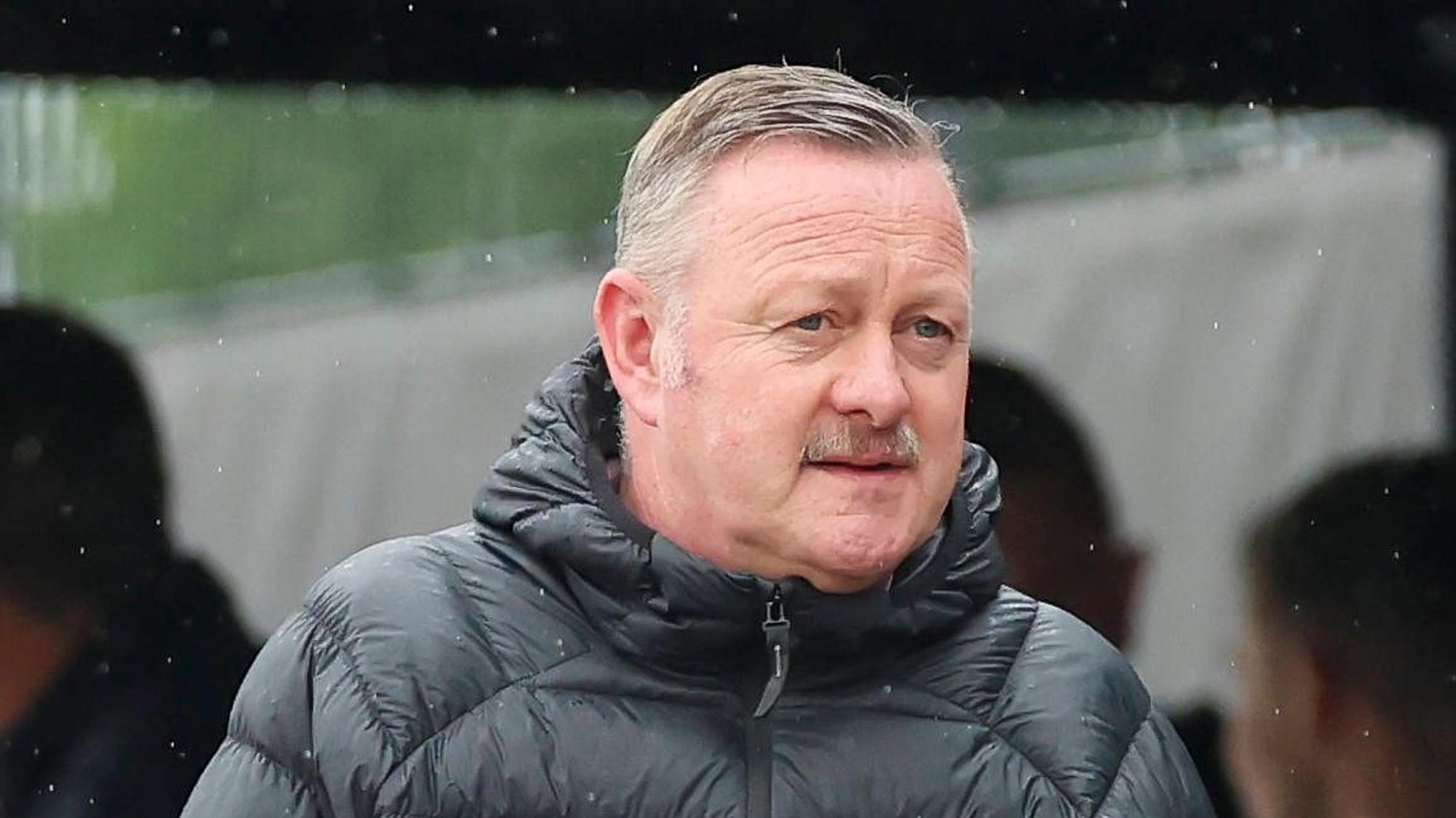 Borussia Mönchengladbachs Sport-Geschäftsführer Roland Virkus steht beim A-Jugend-Spiel gegen Hoffenheim im Stadion.