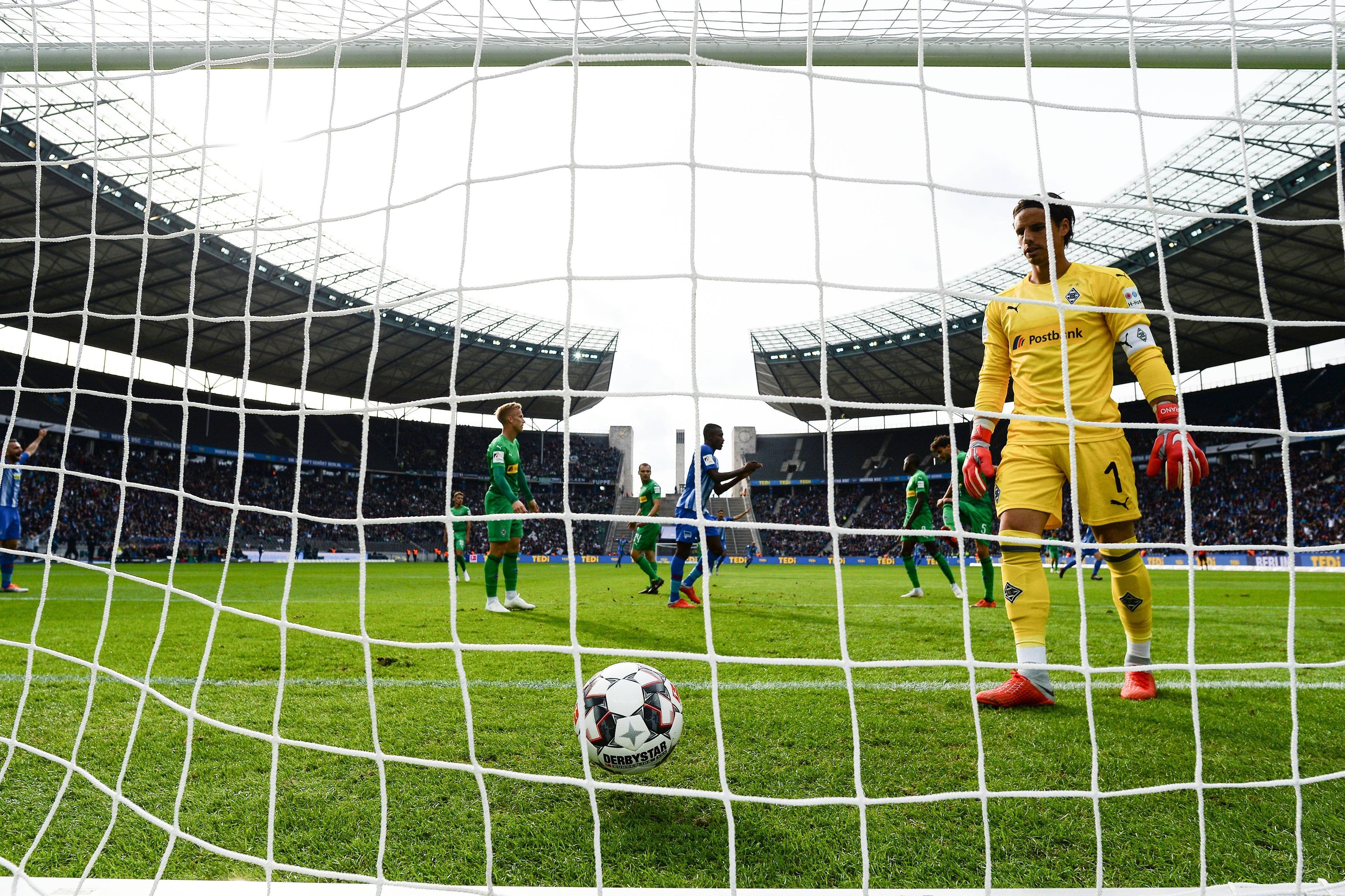 Yann Sommer schaut dem im Gladbacher Tor gelandeten Ball hinterher.
