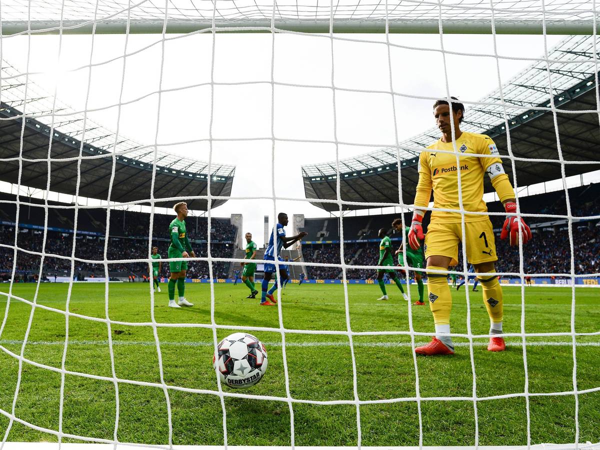 Yann Sommer schaut dem im Gladbacher Tor gelandeten Ball hinterher.