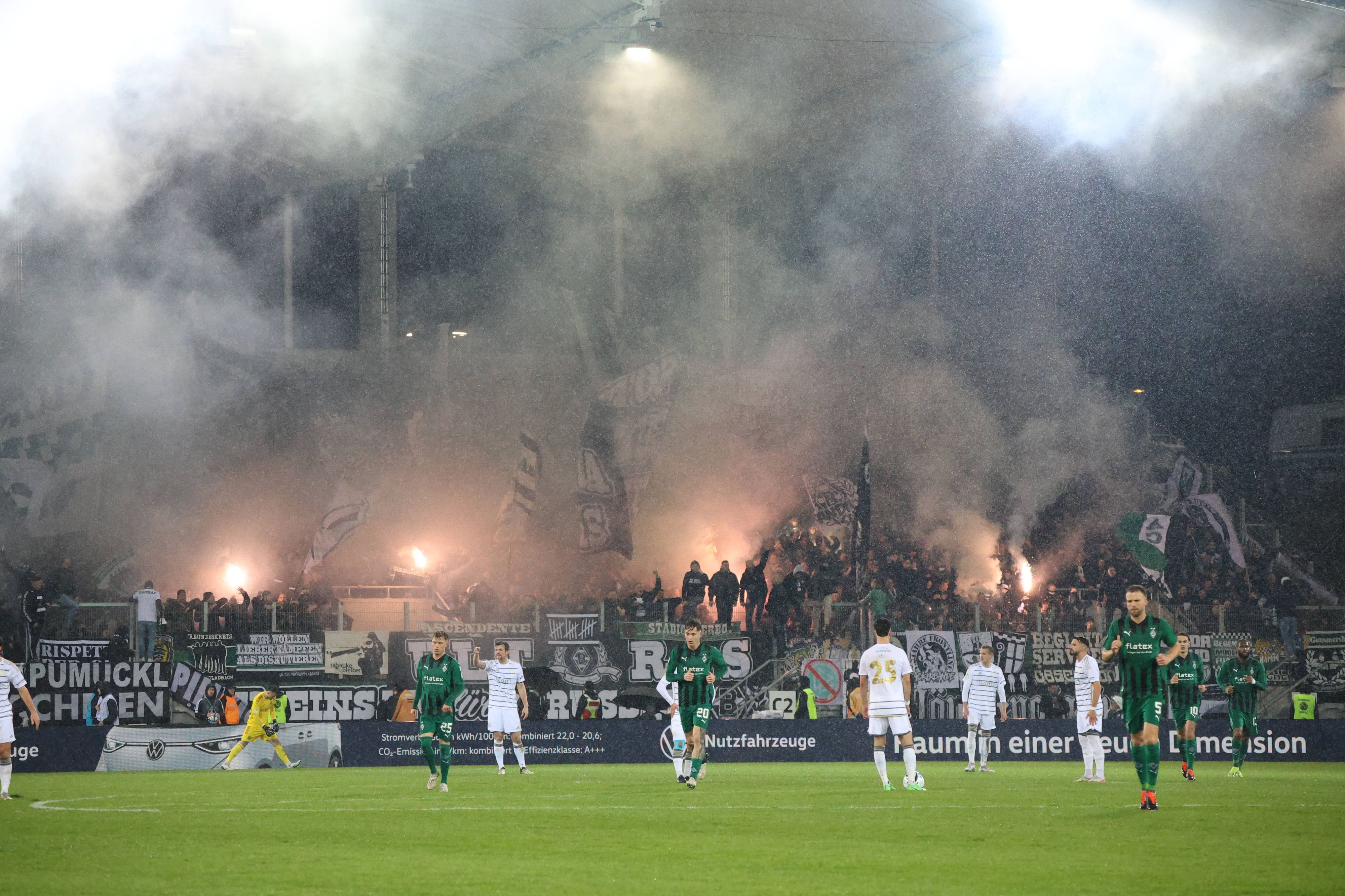 Fans von Borussia Mönchengladbach zünden beim Pokal-Viertelfinale in Saarbrücken Pyrotechnik auf den Rängen.