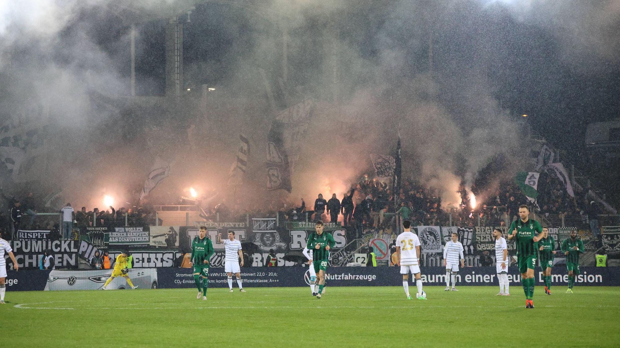 Fans von Borussia Mönchengladbach zünden beim Pokal-Viertelfinale in Saarbrücken Pyrotechnik auf den Rängen.