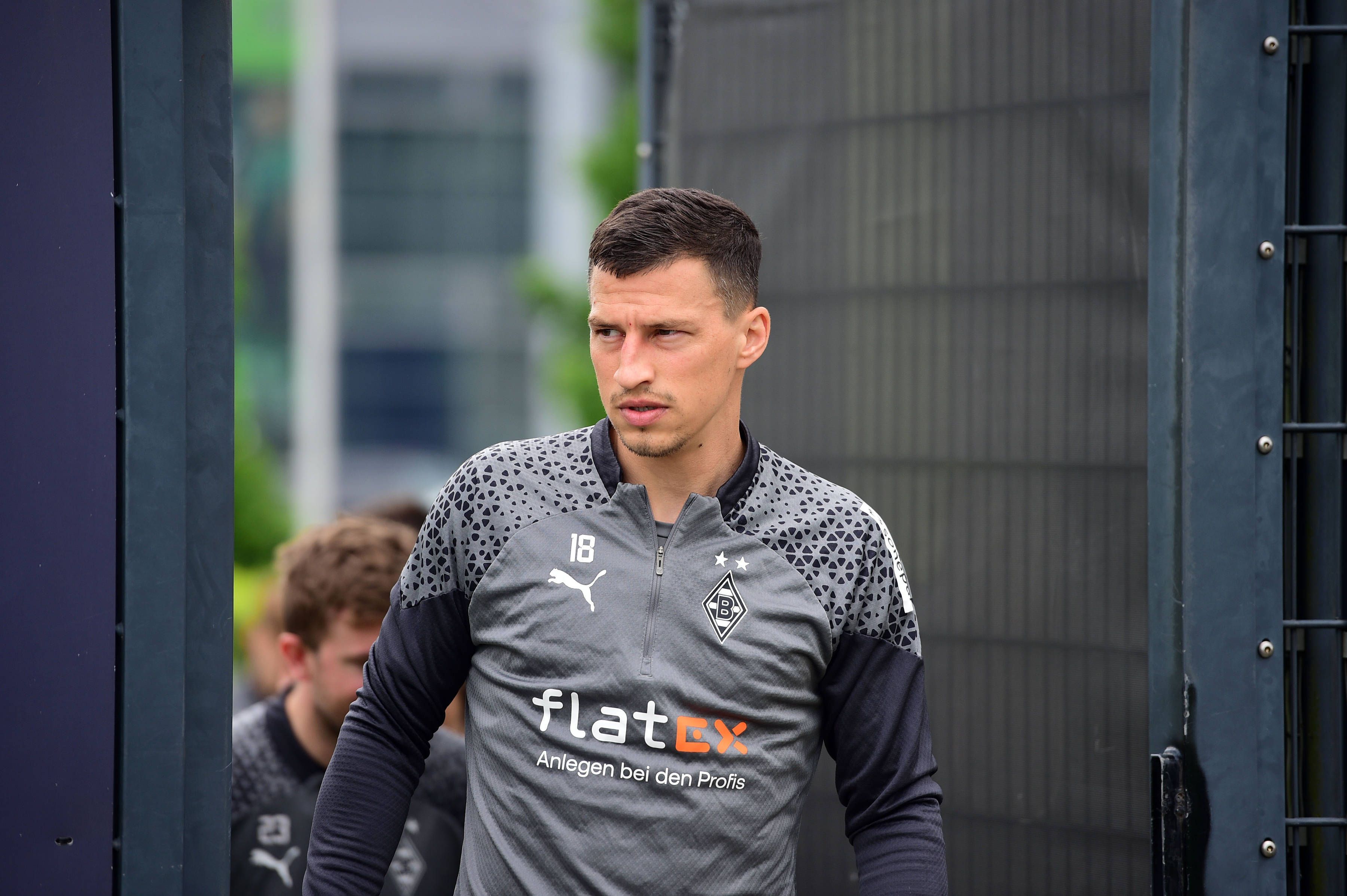 Borussia Mönchengladbachs Stefan Lainer läuft auf den Trainingsplatz.