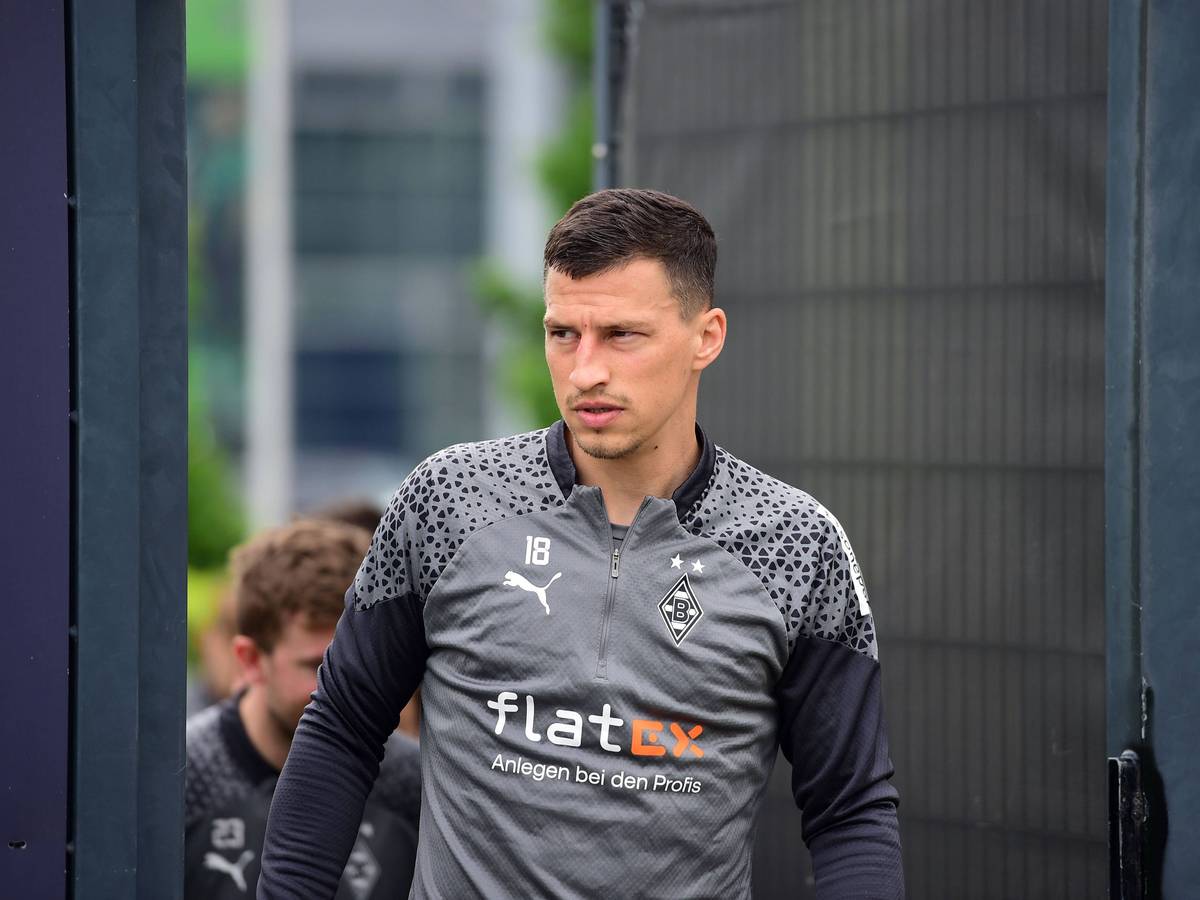 Borussia Mönchengladbachs Stefan Lainer läuft auf den Trainingsplatz.