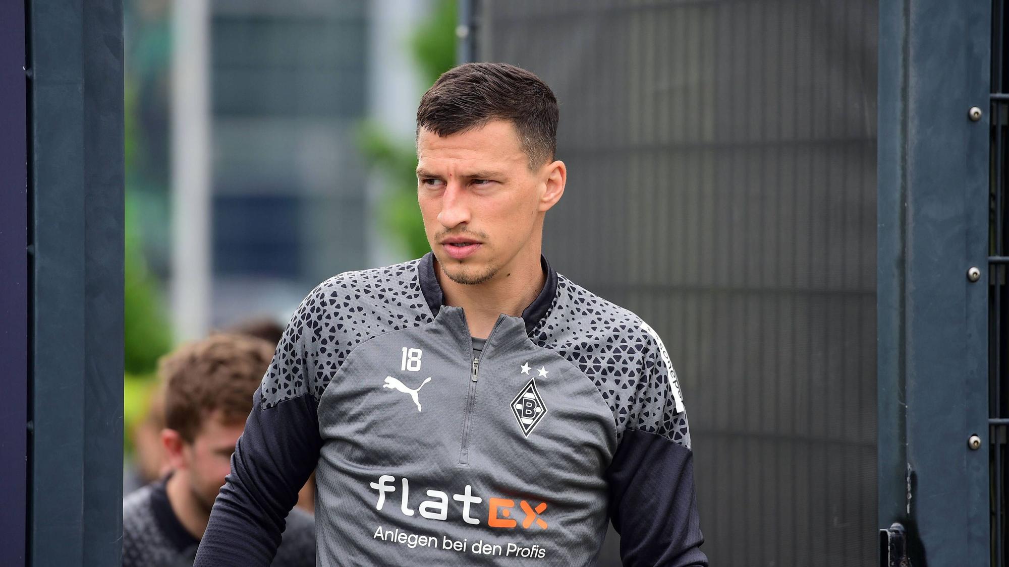 Borussia Mönchengladbachs Stefan Lainer läuft auf den Trainingsplatz.