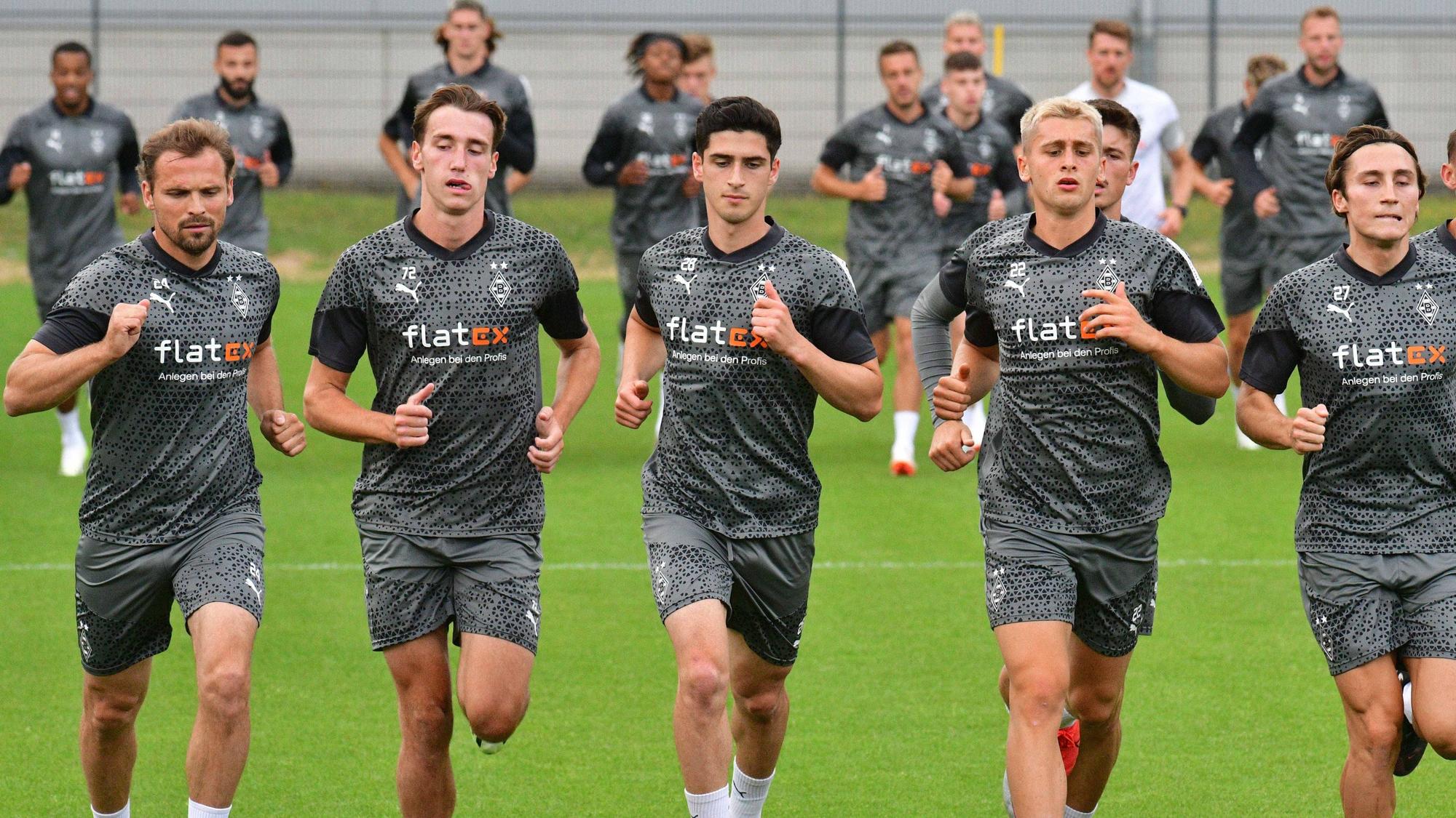 Simon Walde, Grant-Leon Ranos, Oscar Fraulo und Rocco Reitz trainieren neben Tony Jantschke.