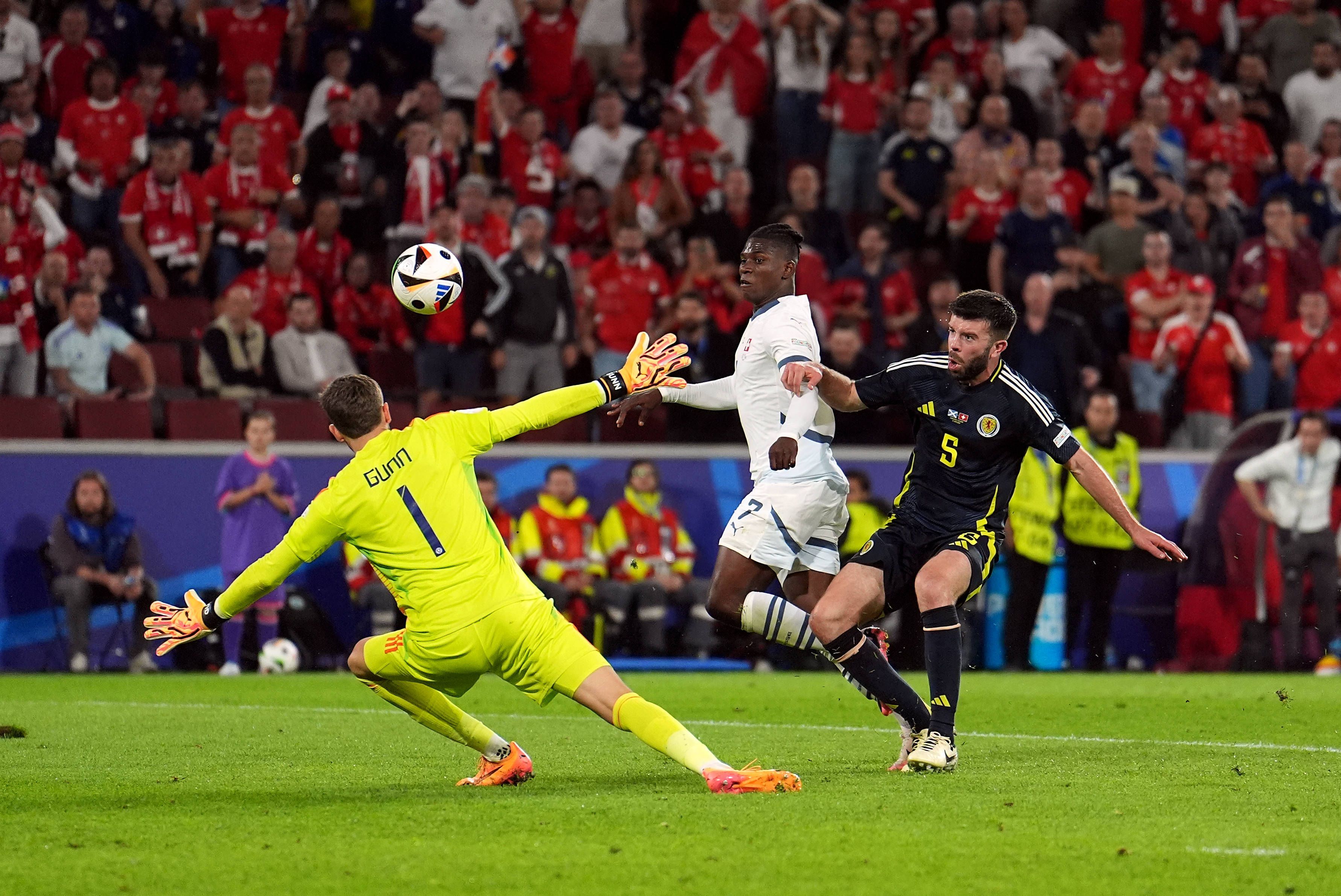 Der Schweizer Angreifer Breel Embolo überlupft Schottlands Torhüter Angus Gunn.