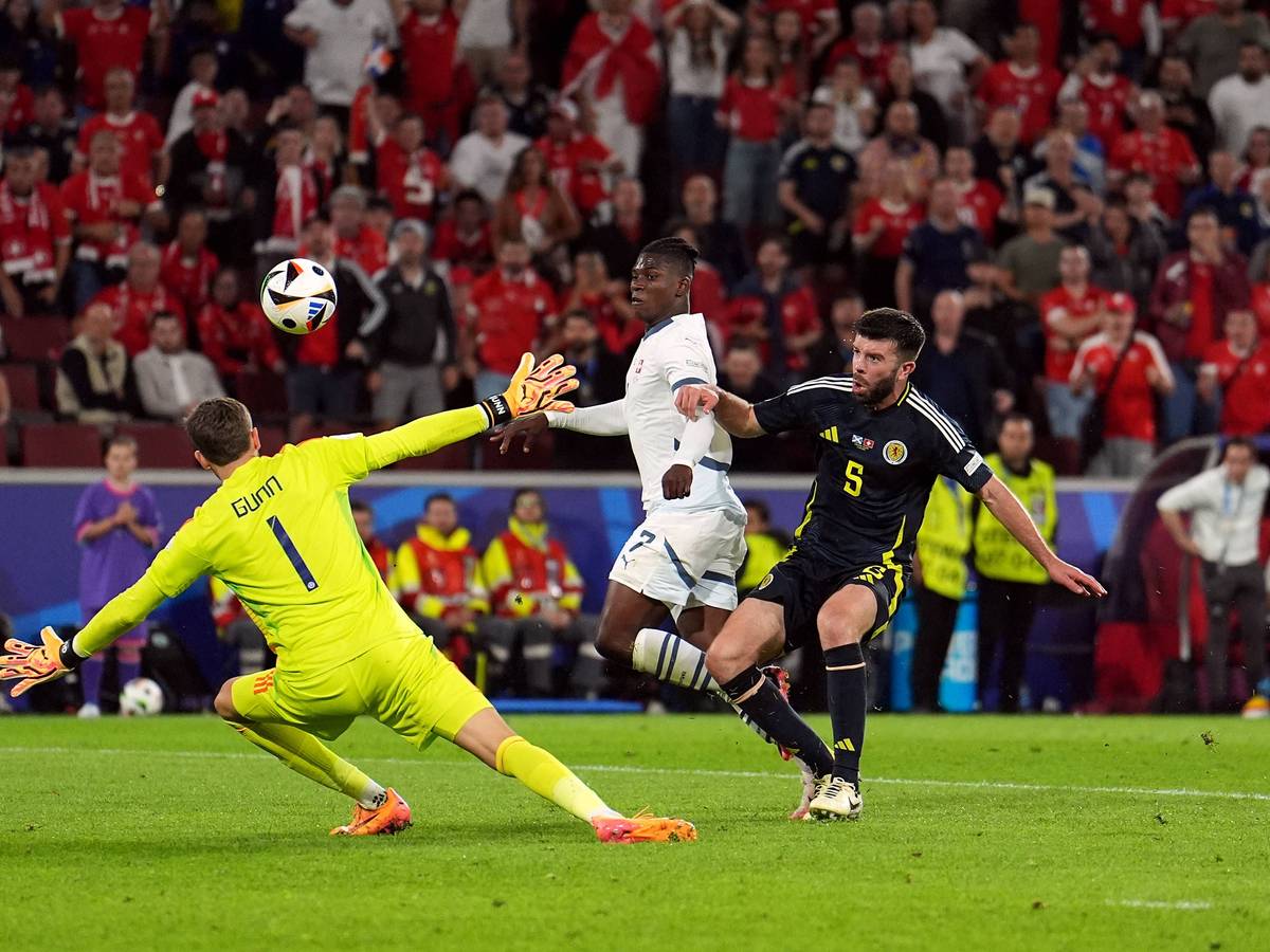 Der Schweizer Angreifer Breel Embolo überlupft Schottlands Torhüter Angus Gunn.