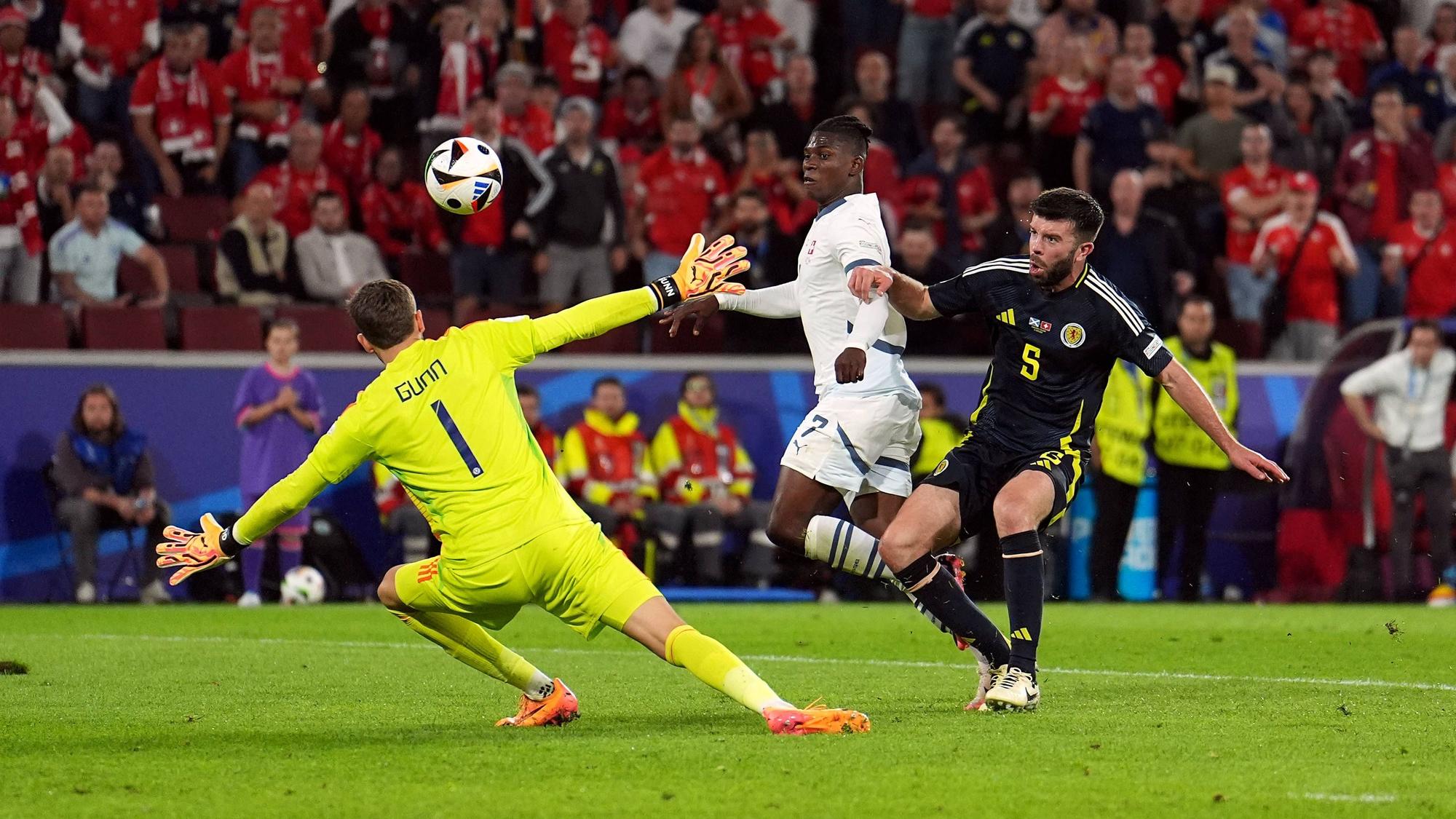 Der Schweizer Angreifer Breel Embolo überlupft Schottlands Torhüter Angus Gunn.