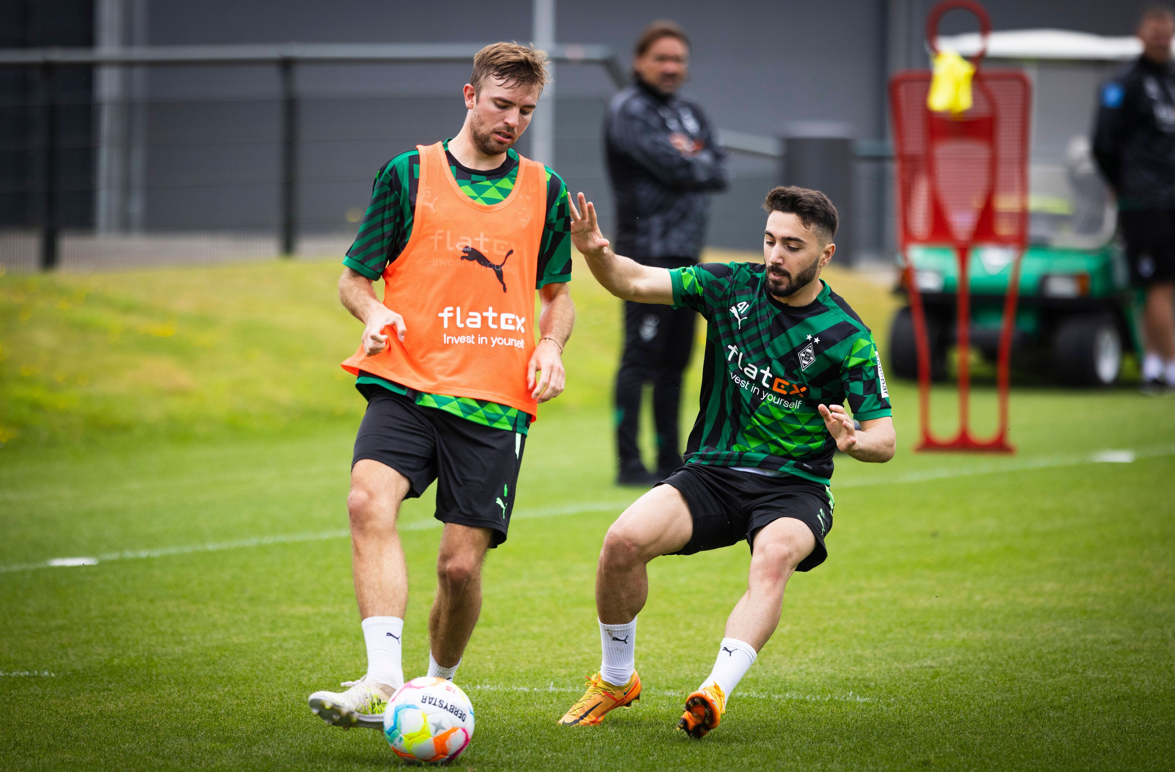 Jacob Italiano und Christoph Kramer im Zweikampf im Training.