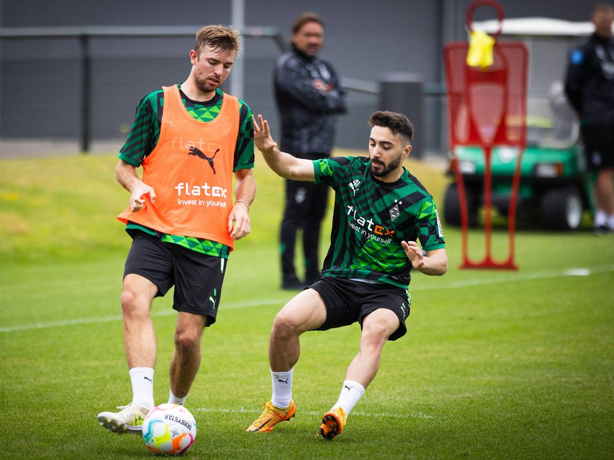 Jacob Italiano und Christoph Kramer im Zweikampf im Training.