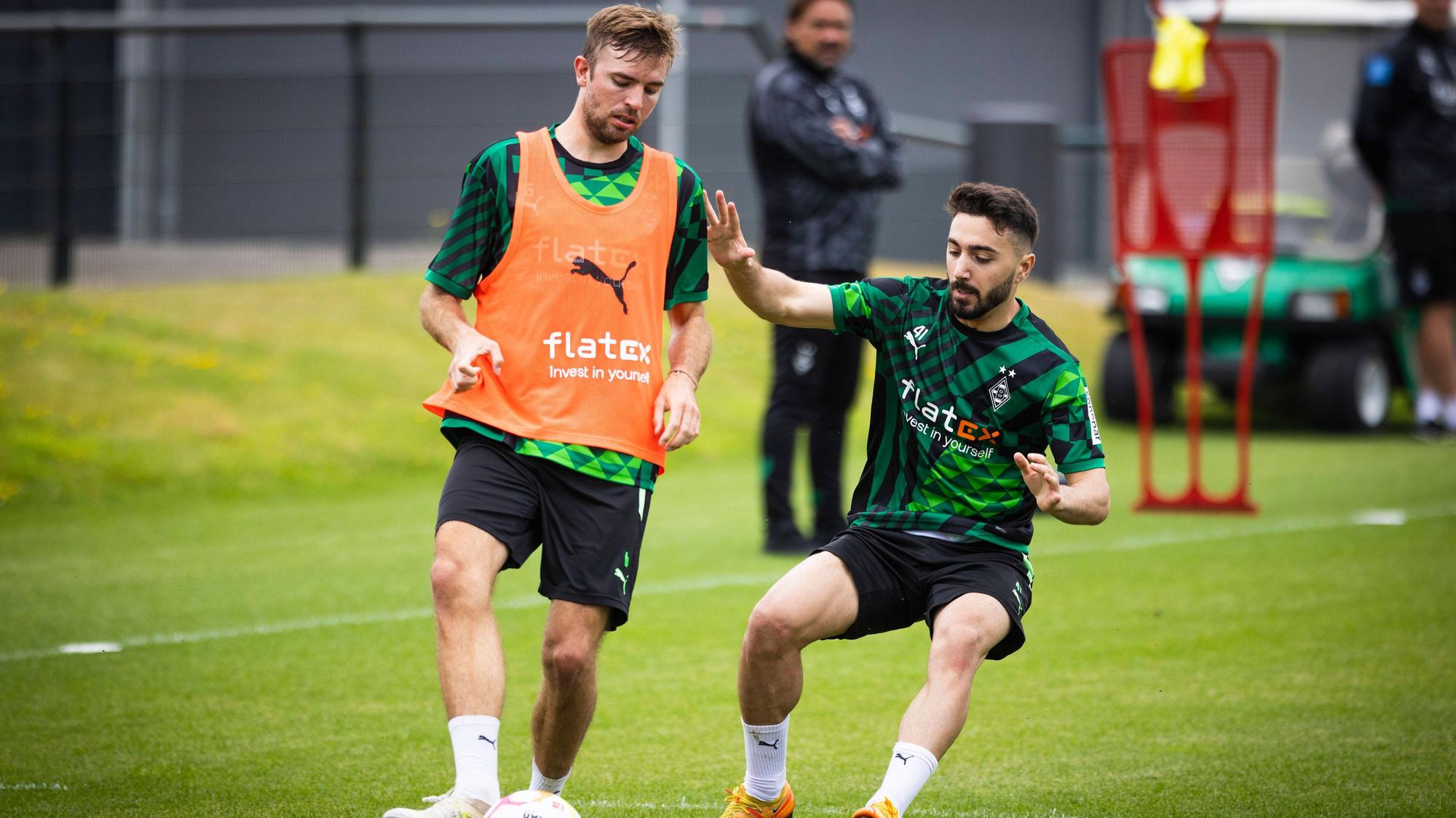 Jacob Italiano und Christoph Kramer im Zweikampf im Training.