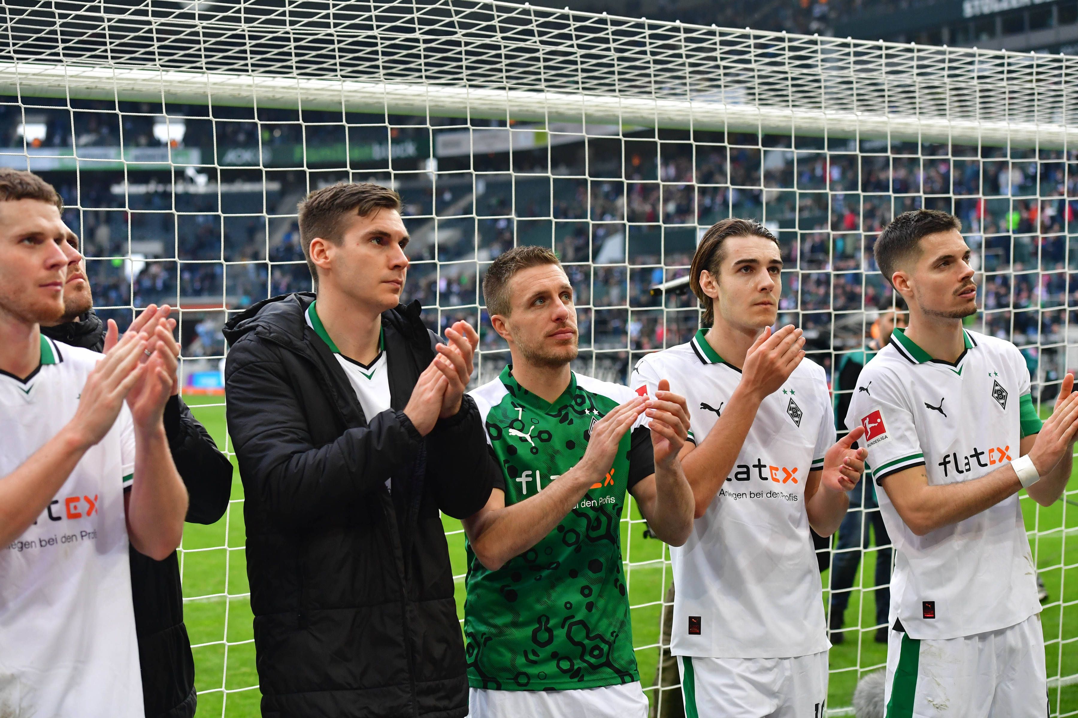 Patrick Herrmann und einige Gladbach-Kollegen applaudieren den Fans.